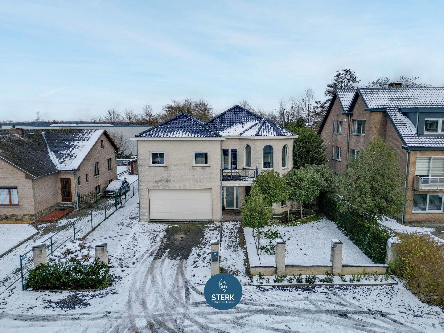 CHARMANTE VILLA MET 5 SLPKS OP EEN GUNSTIGE LOCATIE NABIJ NEDERLAND !  foto {{pictureIndex}}