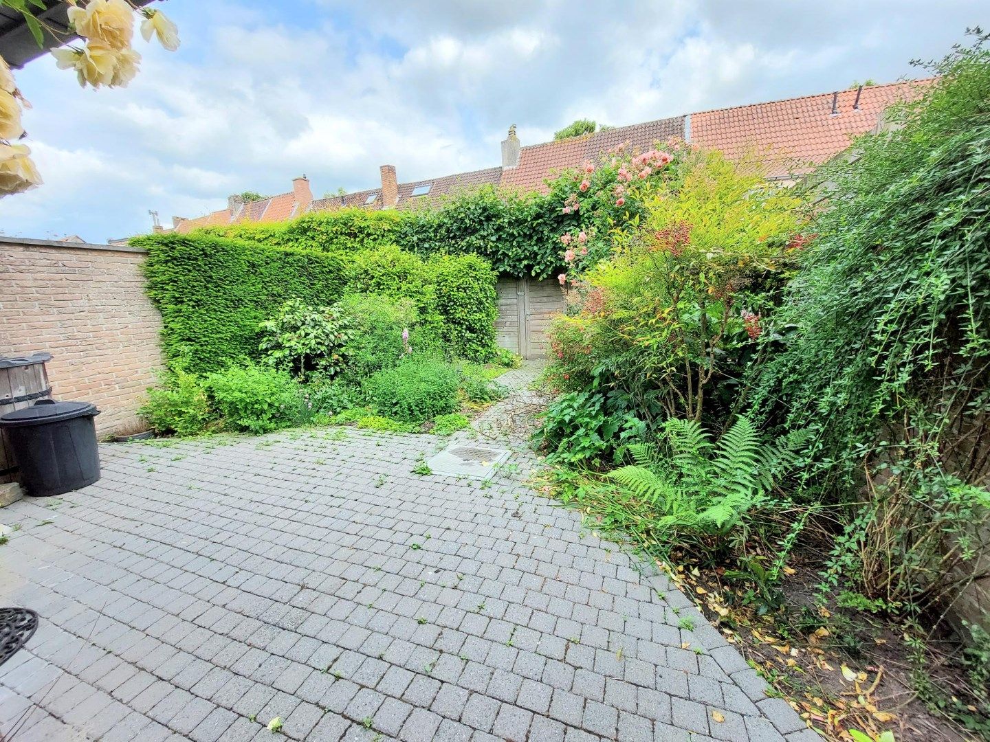 Ruime rustig gelegen stadswoning met tuin en garage foto 2