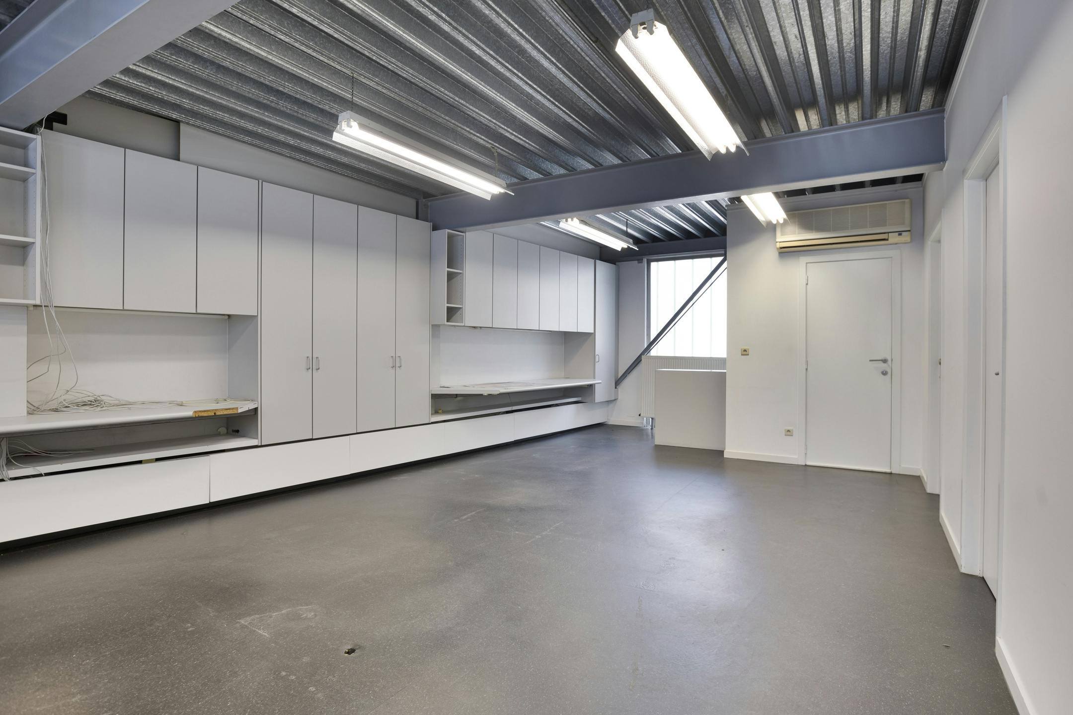 Instapklaar kantoor te koop van ca. 367m² in centrum Torhout foto 9