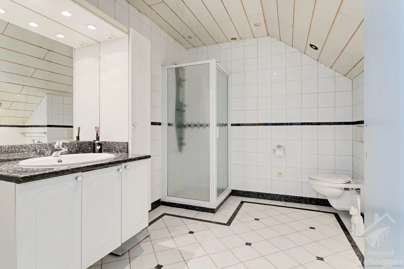 Sfeervolle instapklare woning met 2 slaapkamers, bureau,  garage en atelier foto 13