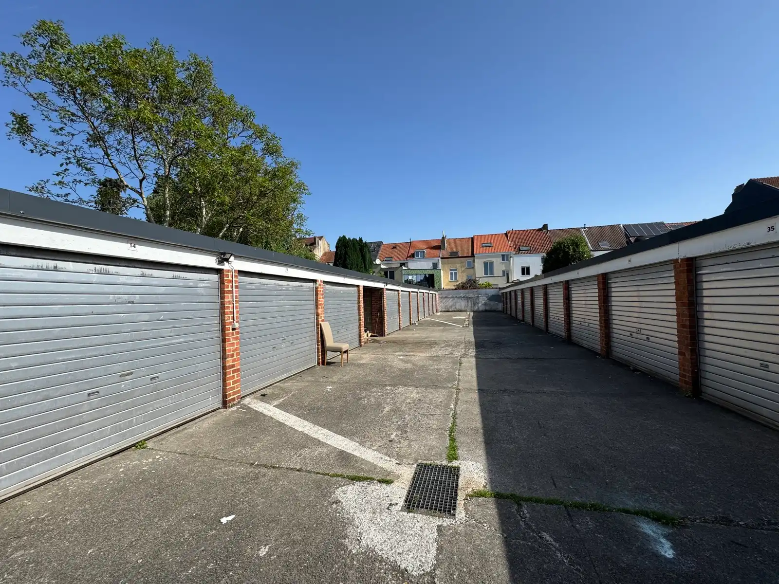 Geheel van 36 garages (vernieuwde poorten en dak) foto 4