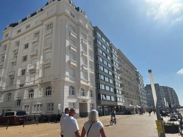 Handelspand  op topligging  .  Strandplein.   Ruim 200 m2  .       Tegen 1 juni volledig nieuw afgewerkt.   Zowel te koop of te huur.   foto 19