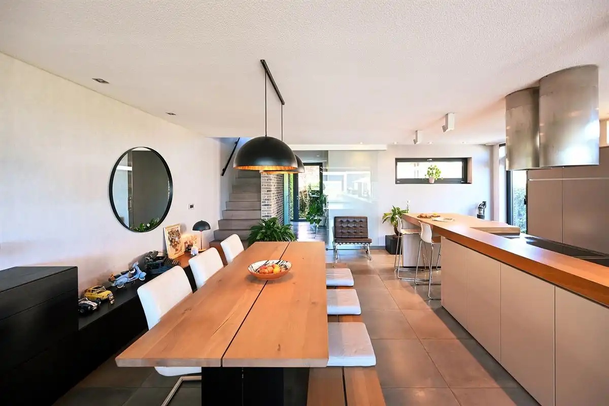 Moderne gezinswoning met zwembad, home office en prachtig uitzicht foto 9