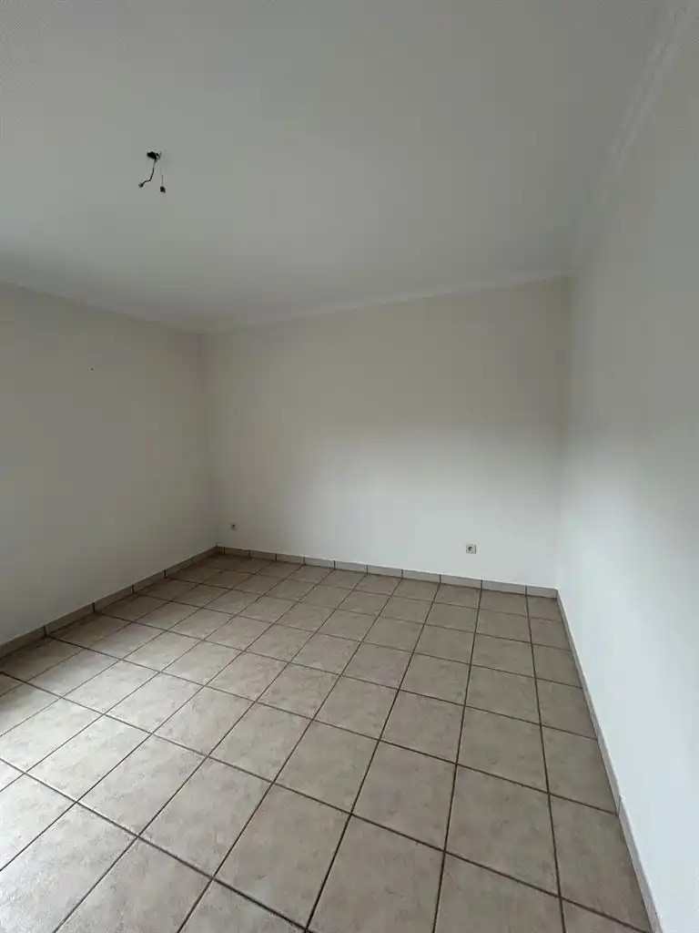 Ruim appartement met 2 slaapkamers, terras en autostaanplaats te Kinrooi.  foto 6