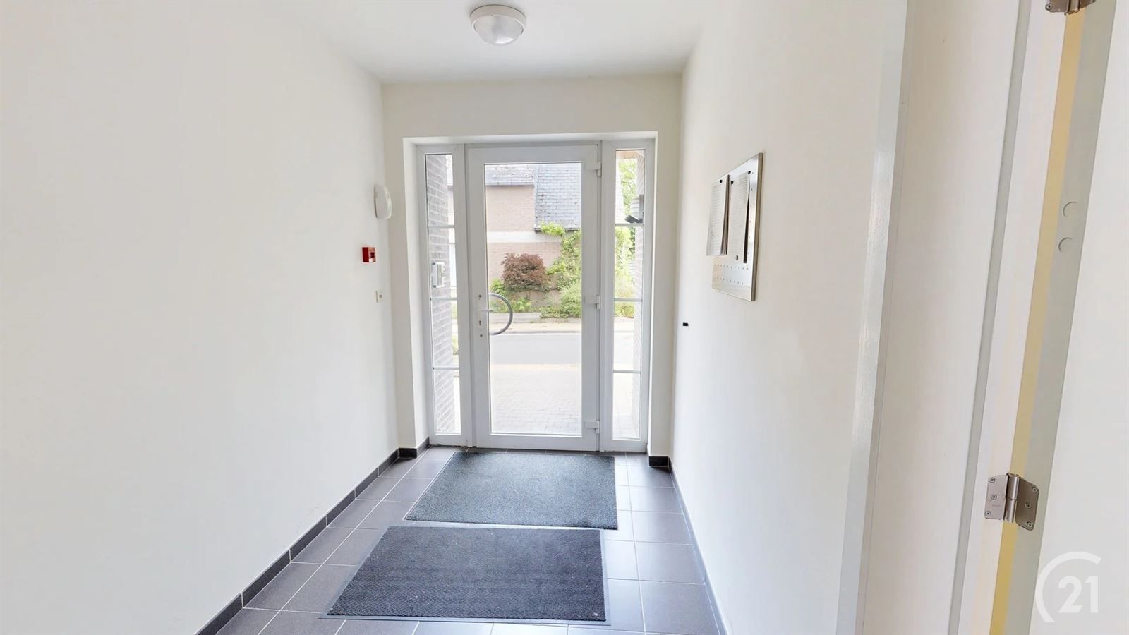 Lichtrijk gelijkvloersappartement met terras en garagebox foto 4