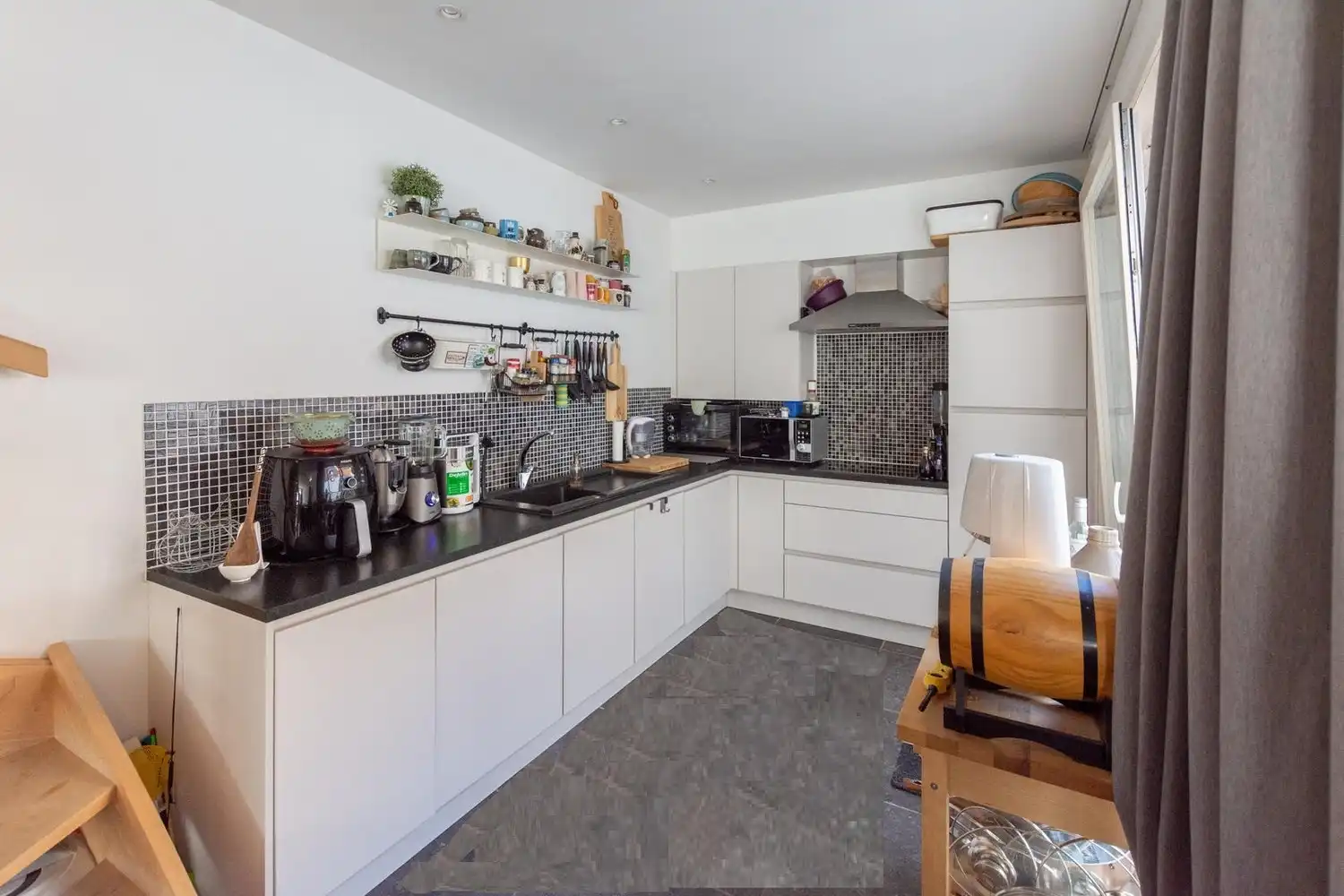 Brugge centrum,STARTPRIJS  Instapklaar degelijk gerenoveerd energiezuinig  lichtrijk woonhuis 3 SLPKS+Koer OPENHUIS&nbsp; ZATERDAG&nbsp; &nbsp; &nbsp;25 APRIL&nbsp; van 11 H tot 12 H&nbsp; &nbsp;U bent&nbsp; WELKOM foto 3