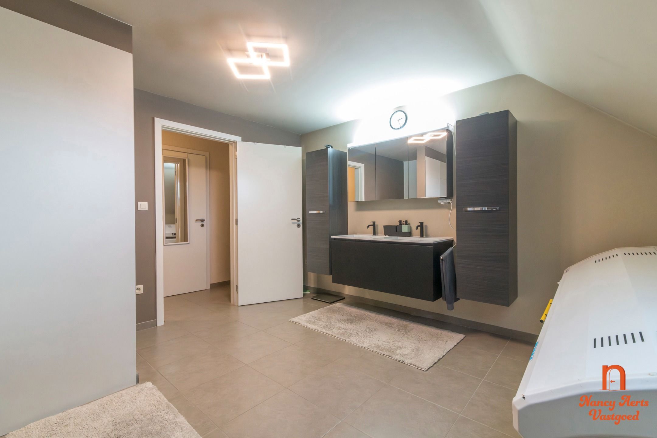 Lichtrijk duplexappartement met ruim terras en eigen ingang foto 14