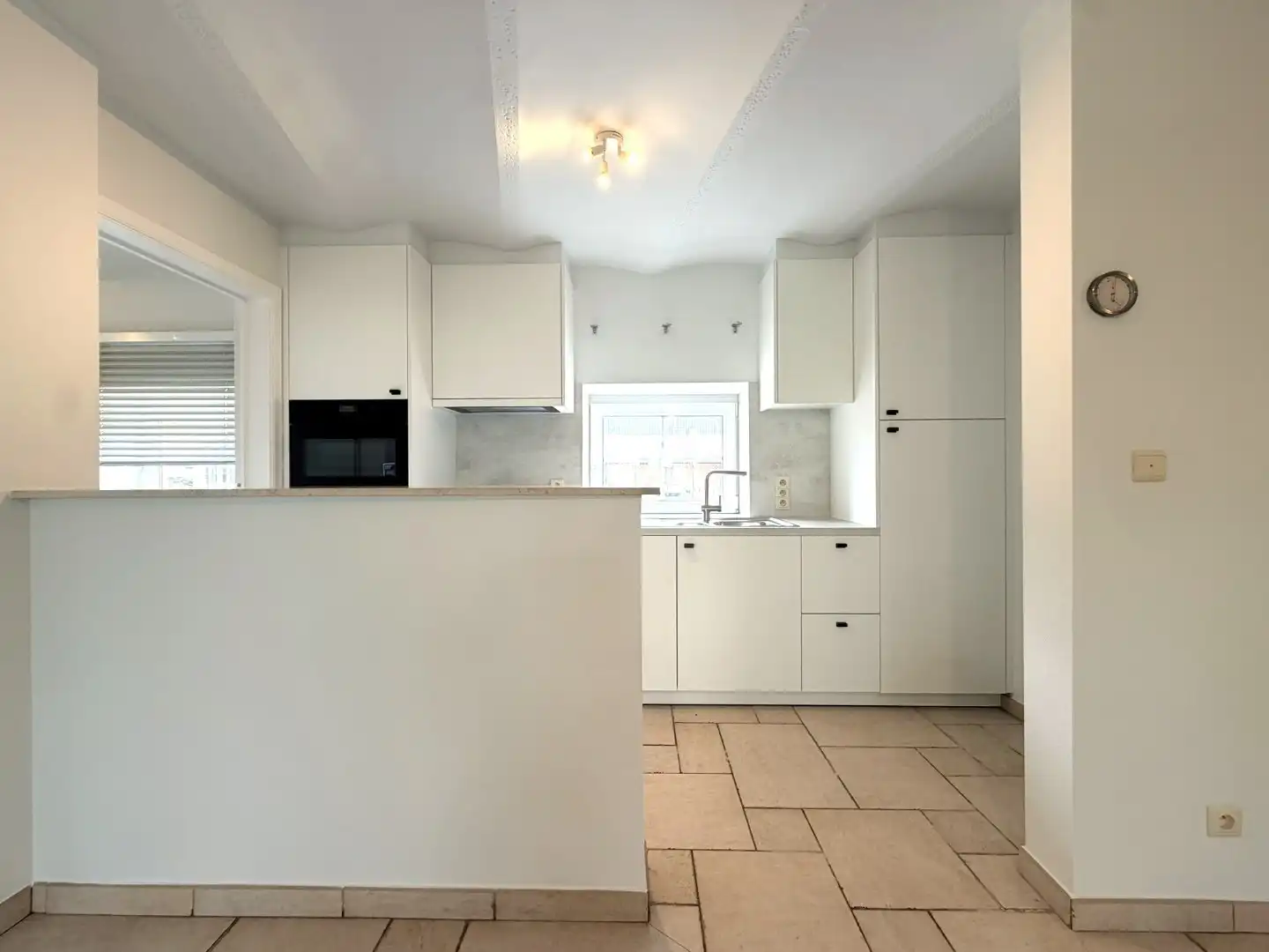 Bijzonder charmante benedenwoonst met 1 slaapkamer, veranda, terras en twee autostandplaatsen foto 14
