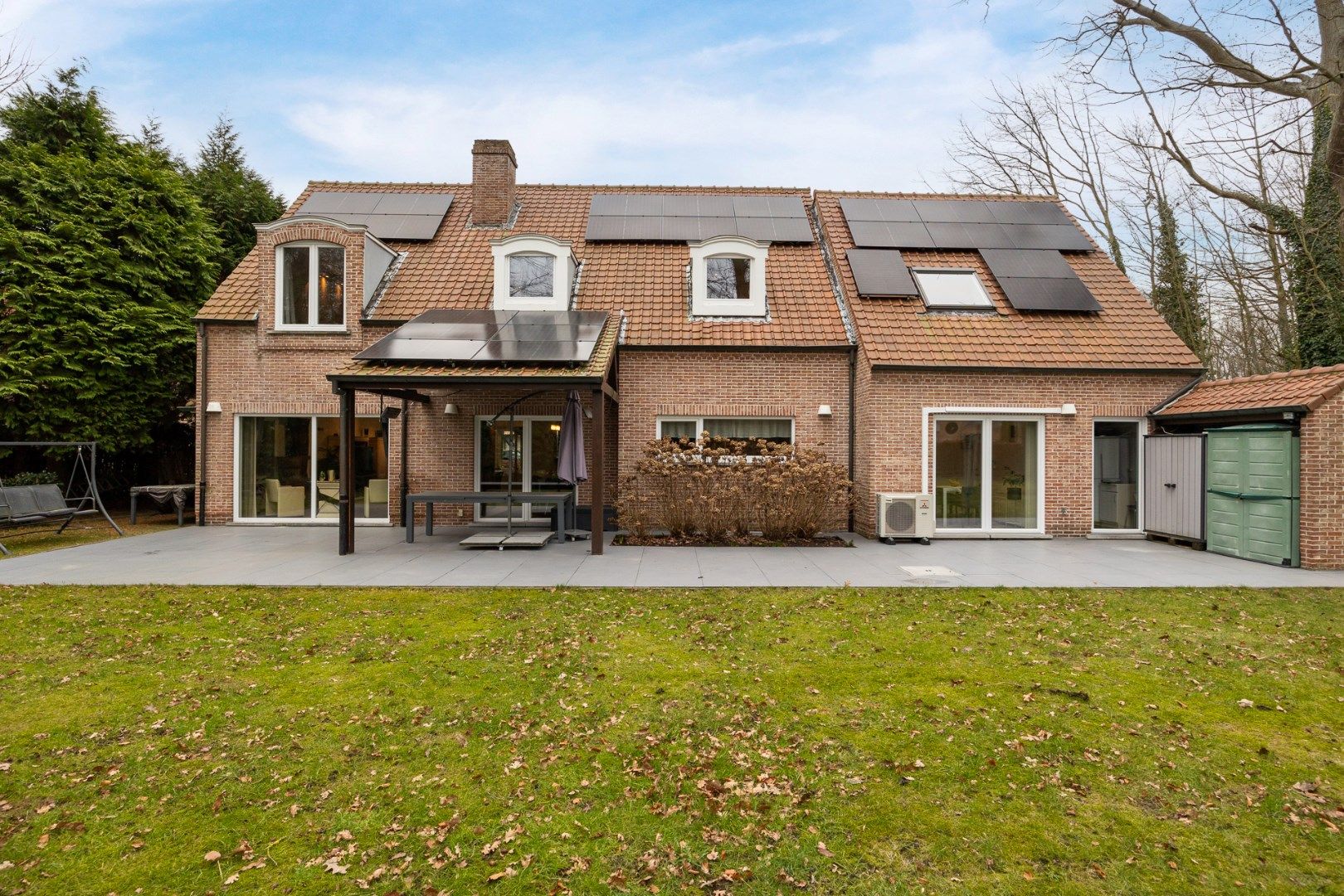 Ruime energiezuinige villa in De List te Schoten met 5 slaapkamers, 2 badkamers, tuin, terras en dubbele garage ! foto 4