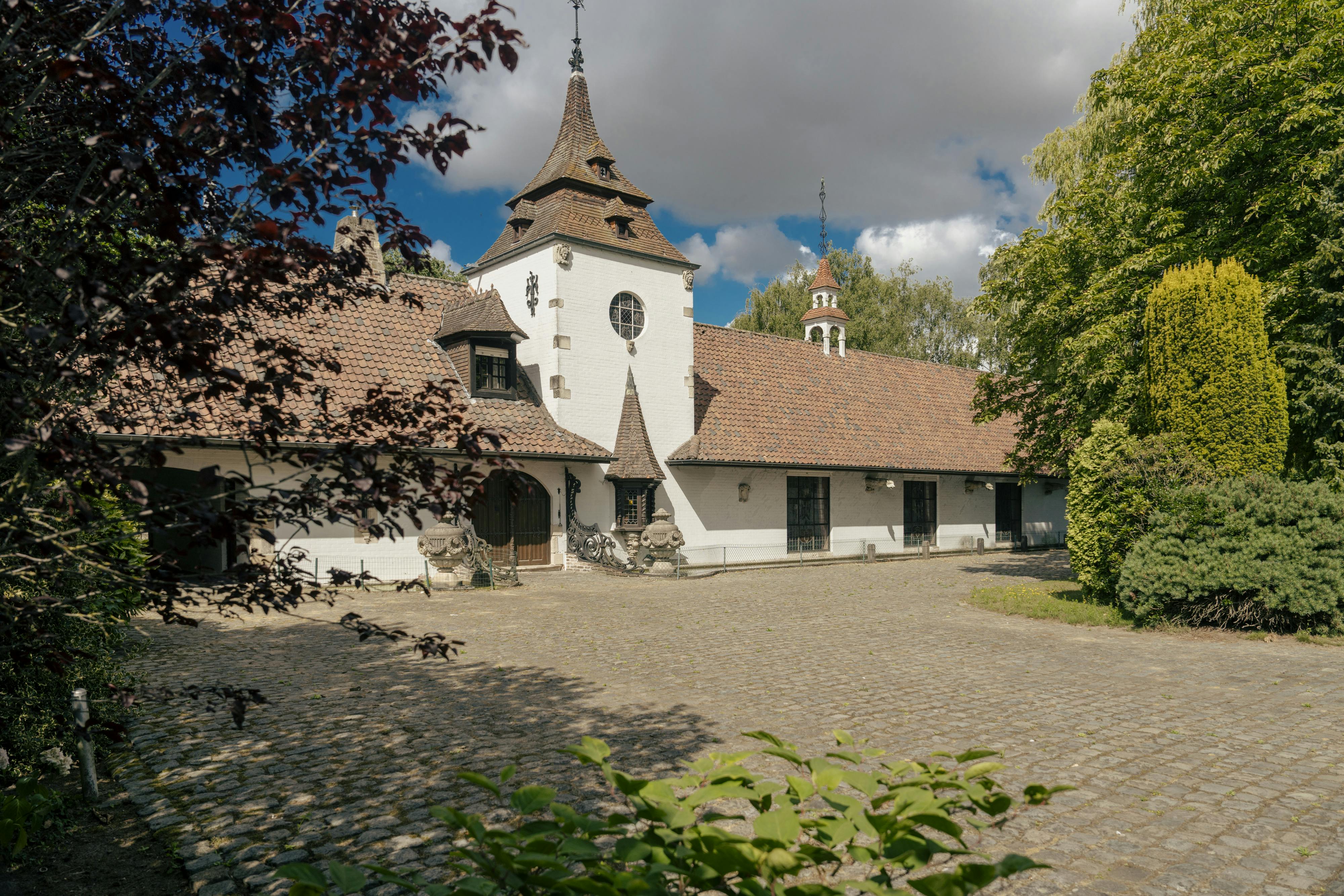 Unieke villa met vijver te koop aan de rand van Roeselare foto 2