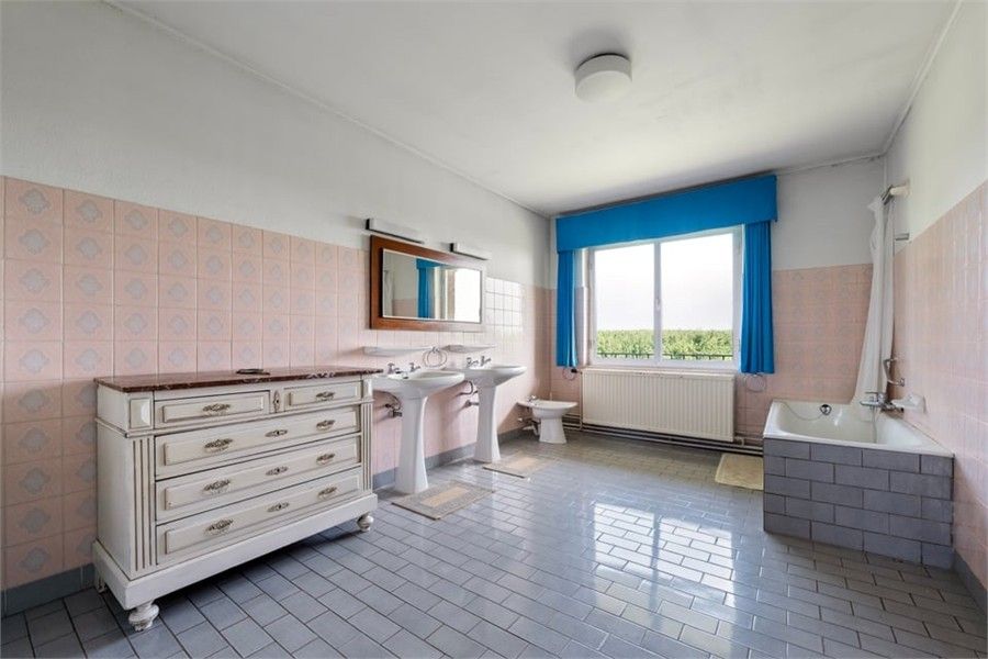 RUIME VILLA MET PRACHTIG UITZICHT EN ENORM VEEL POTENTIEEL IN JEUK foto 23