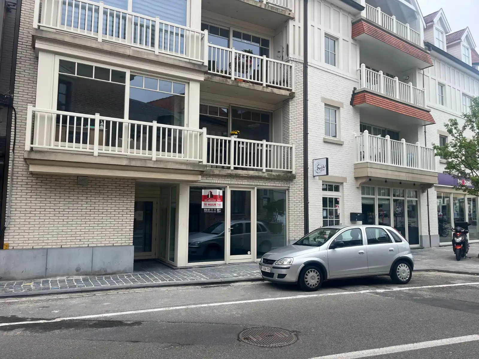 Zeer ruim en commercieel gelegen handelspand op de Markt in Waregem! foto {{pictureIndex}}