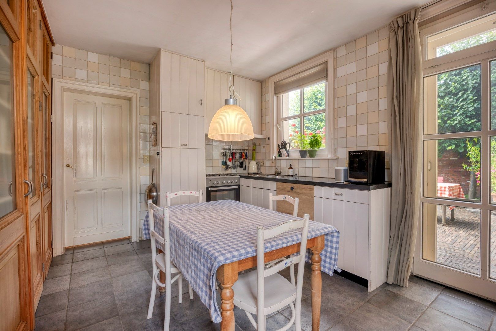 Instapklaar herenhuis met 4/5 slpks, centraal gelegen in Achterbos !  foto 11