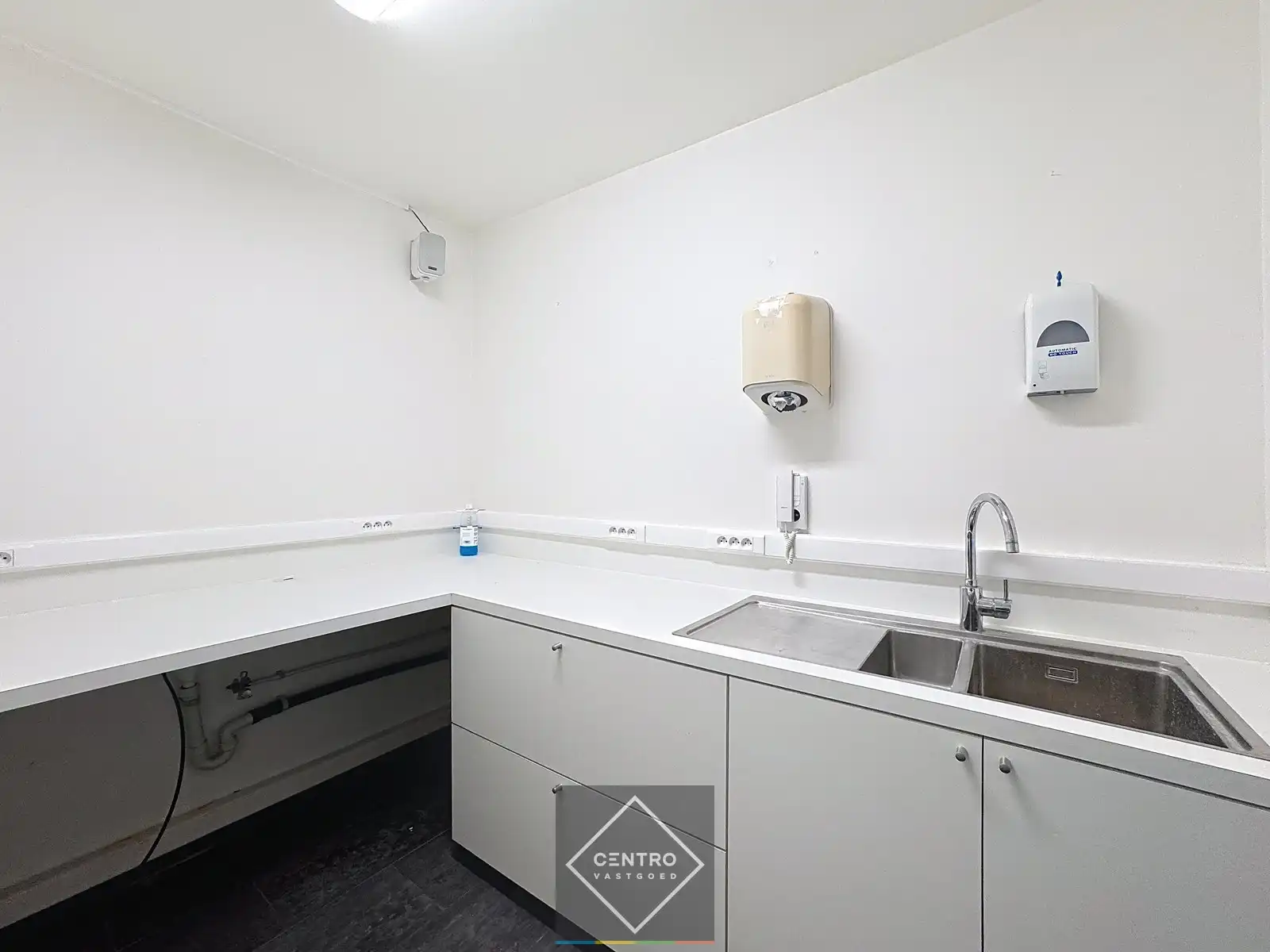 Commercieel gelegen handelspand met inpandige garage! foto 8