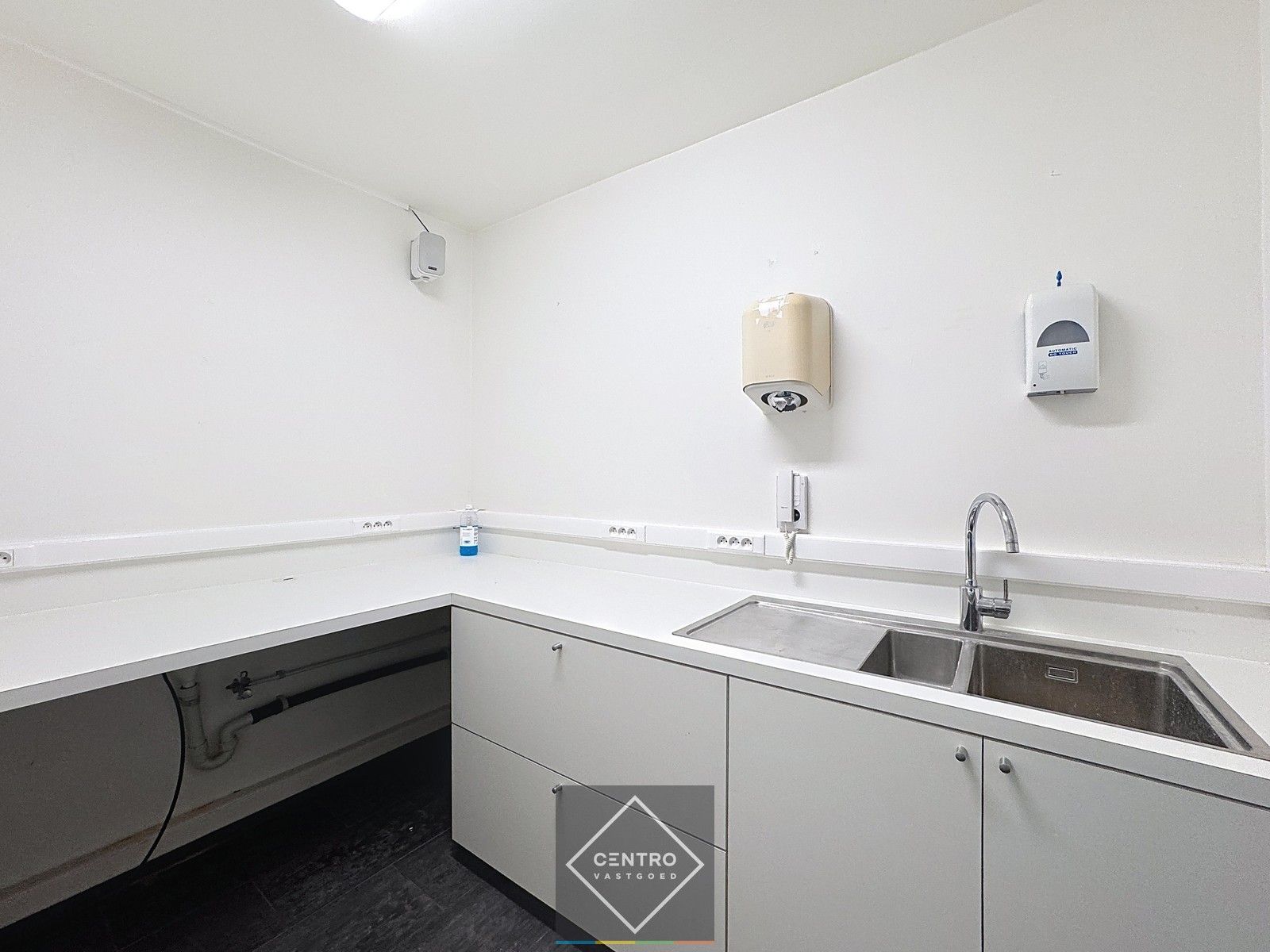 Commercieel gelegen handelspand met inpandige garage! foto 8