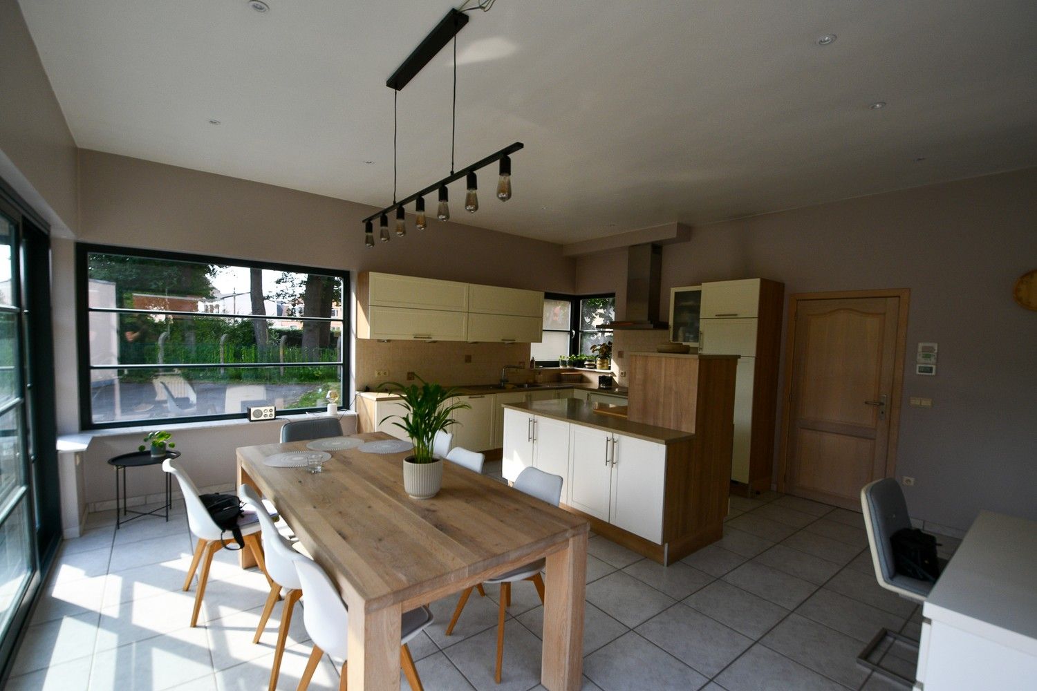 Ruime modernistische woning met grote tuin en garagegebouw foto 10