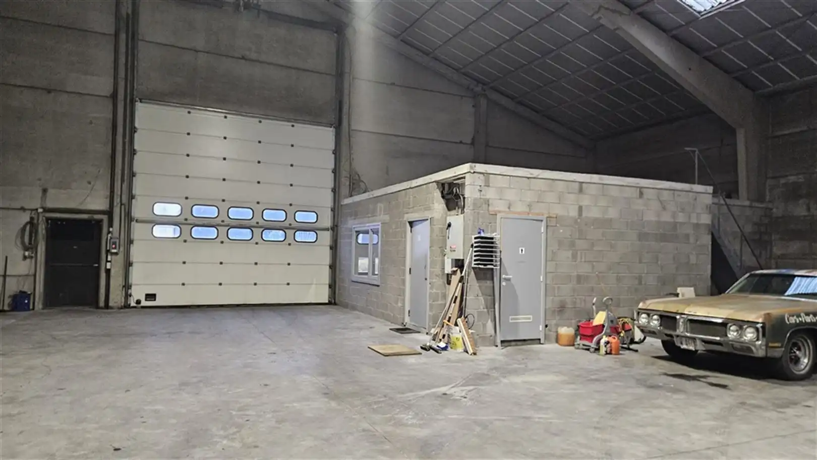 Magazijn met kantoor foto 5