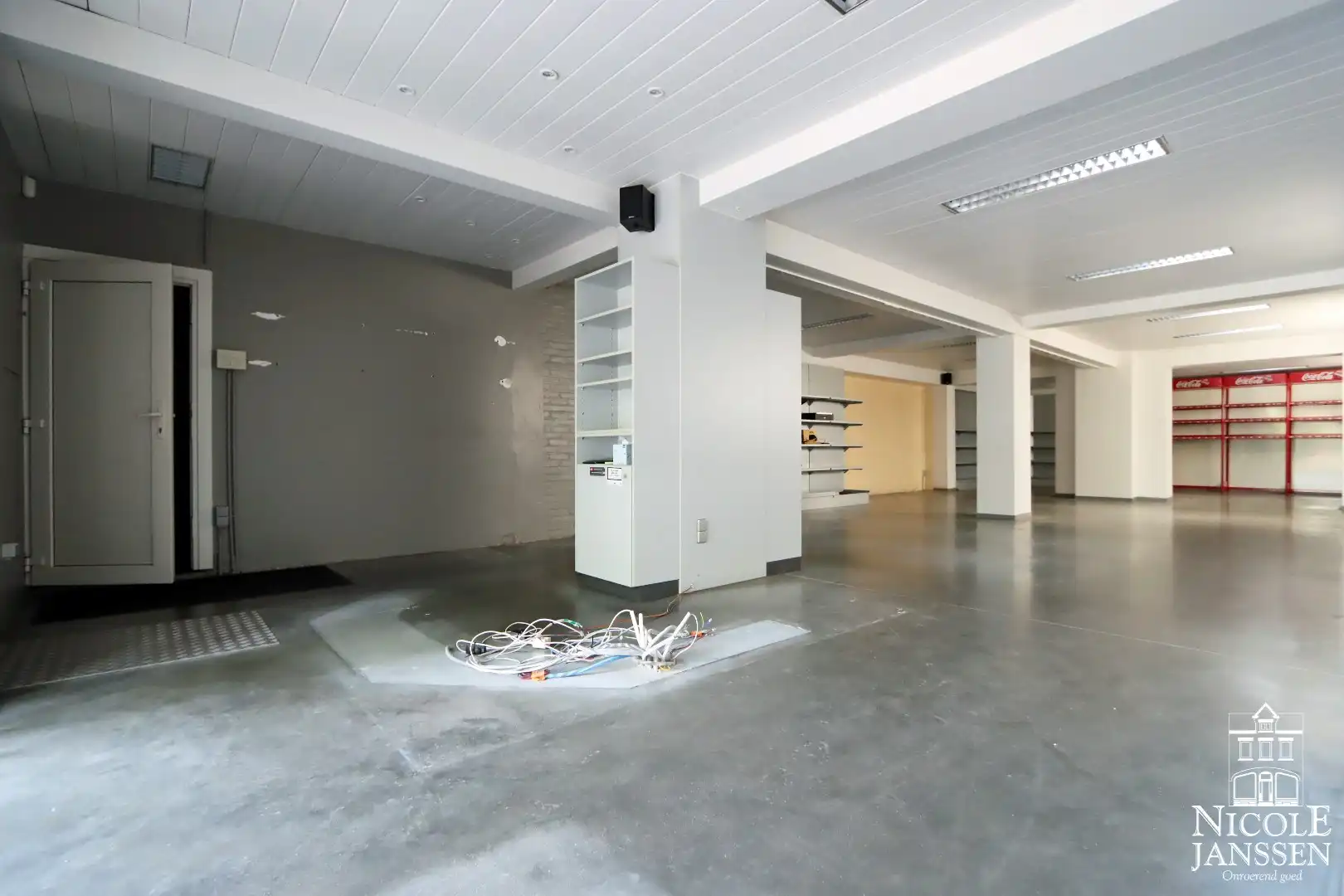 Grote loods en handelspand met bovengelegen woonst net buiten het centrum van Maaseik foto 9