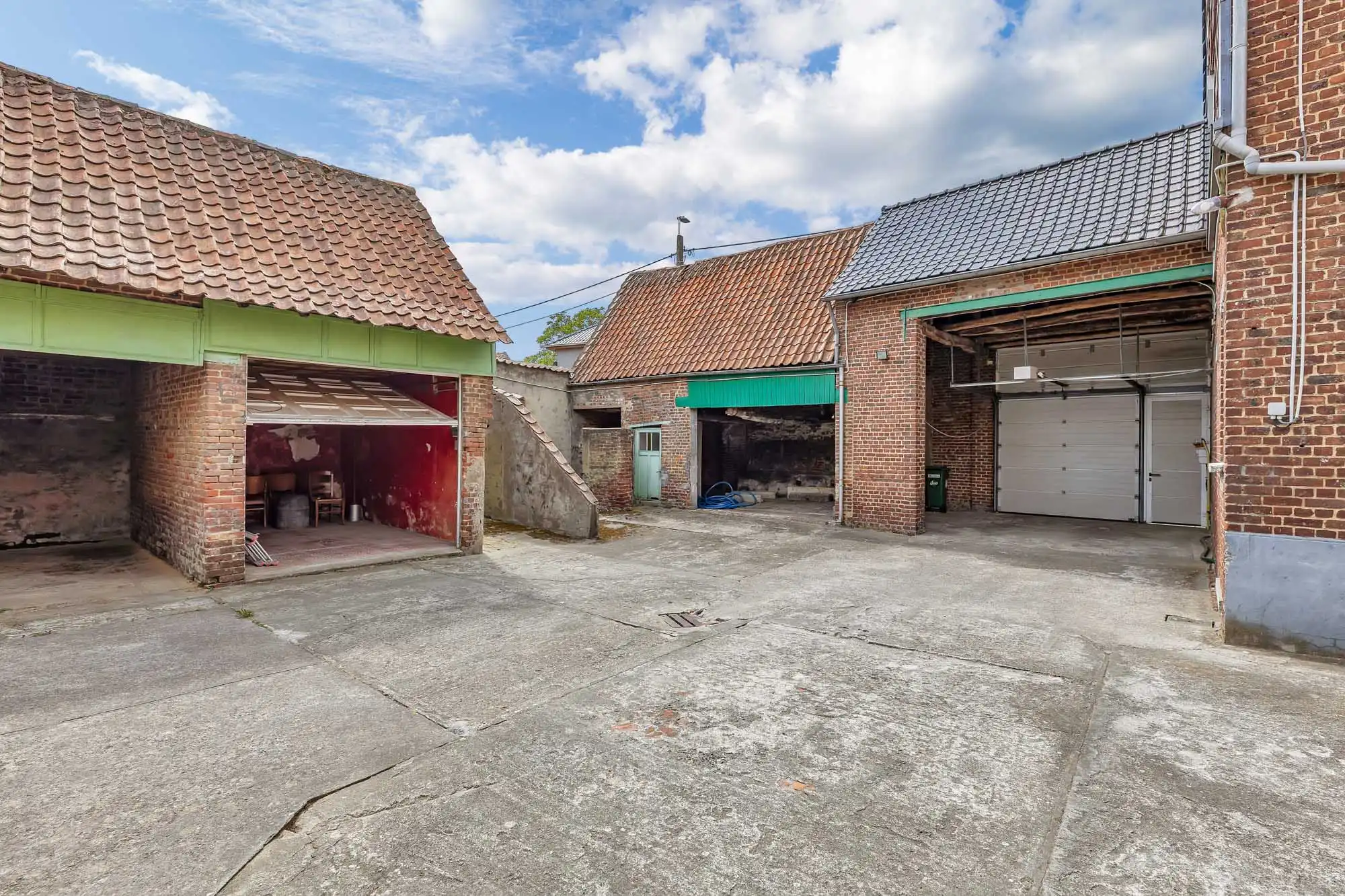 Charmante, te renoveren boerderij met opslagplaats foto 5