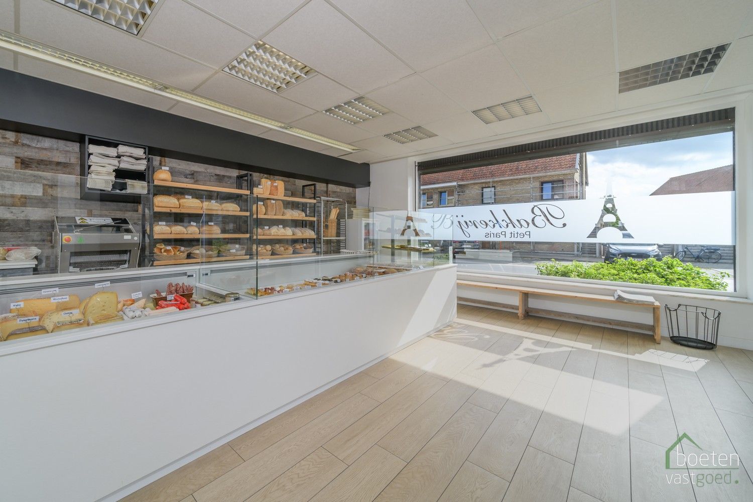 VEURNE: Verkoop van de gekende zaak bakkerij Petit Paris, bestaande uit een gerenoveerde handelsruimte met eveneens (grotendeels) gerenoveerd woongedeelte. foto 5