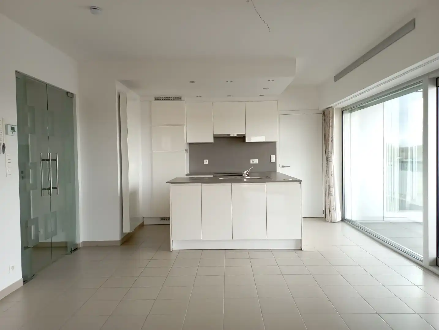 Ruim 2 slaapkamer appartement dichtbij centrum Brugge met autostaanplaats en 2 terrassen foto 2