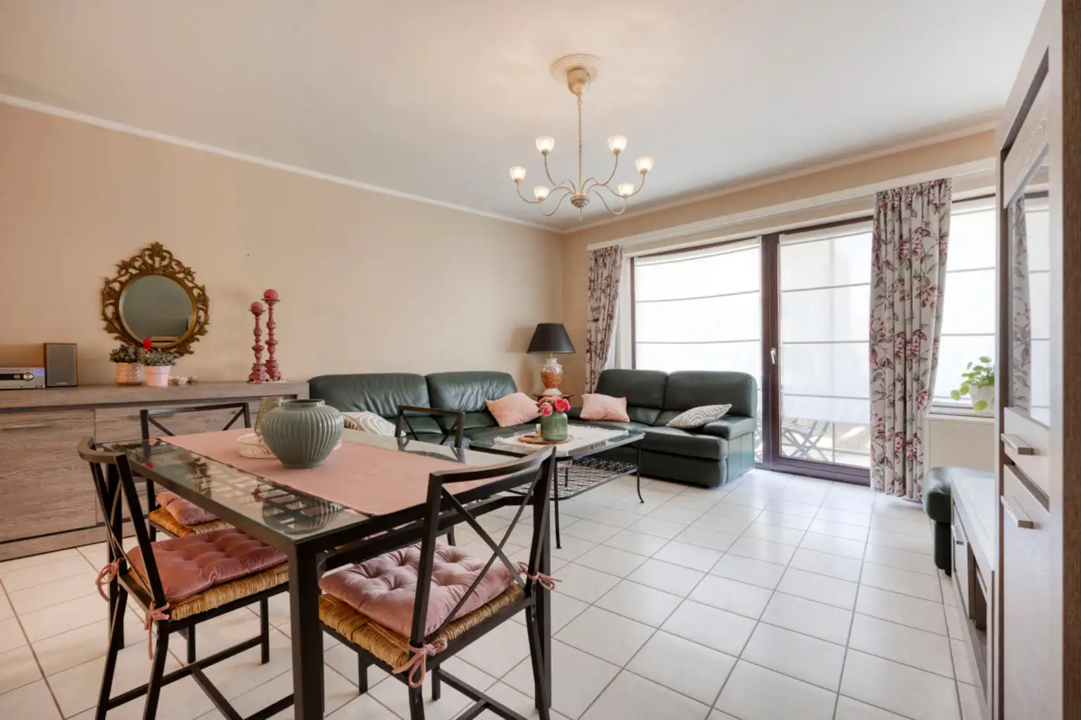 1-slaapkamerappartement met terras en overdekte staanplaats foto 2