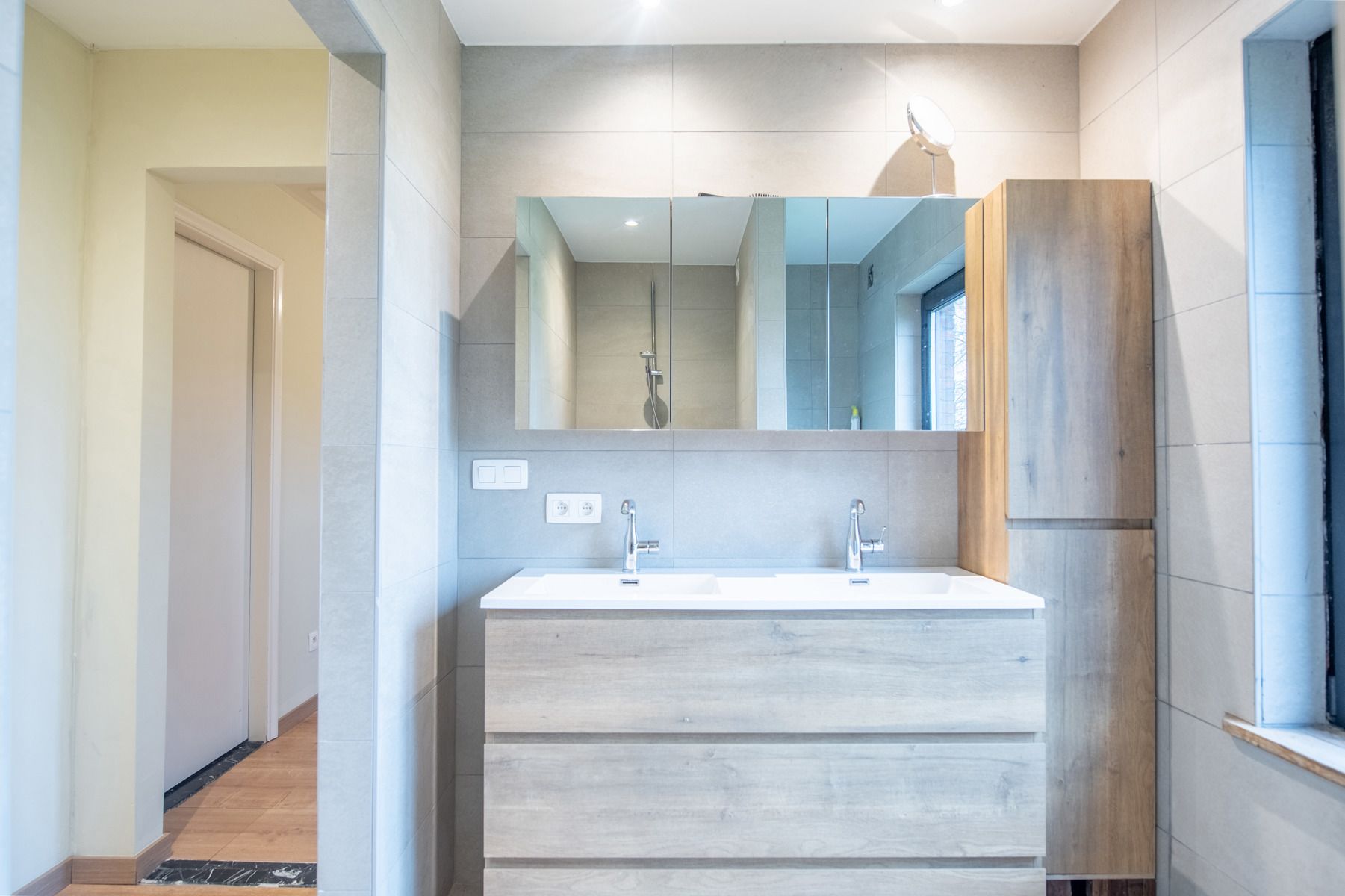 Gedeeltelijk gerenoveerd huis met bijgebouw, groen uitzicht foto 21