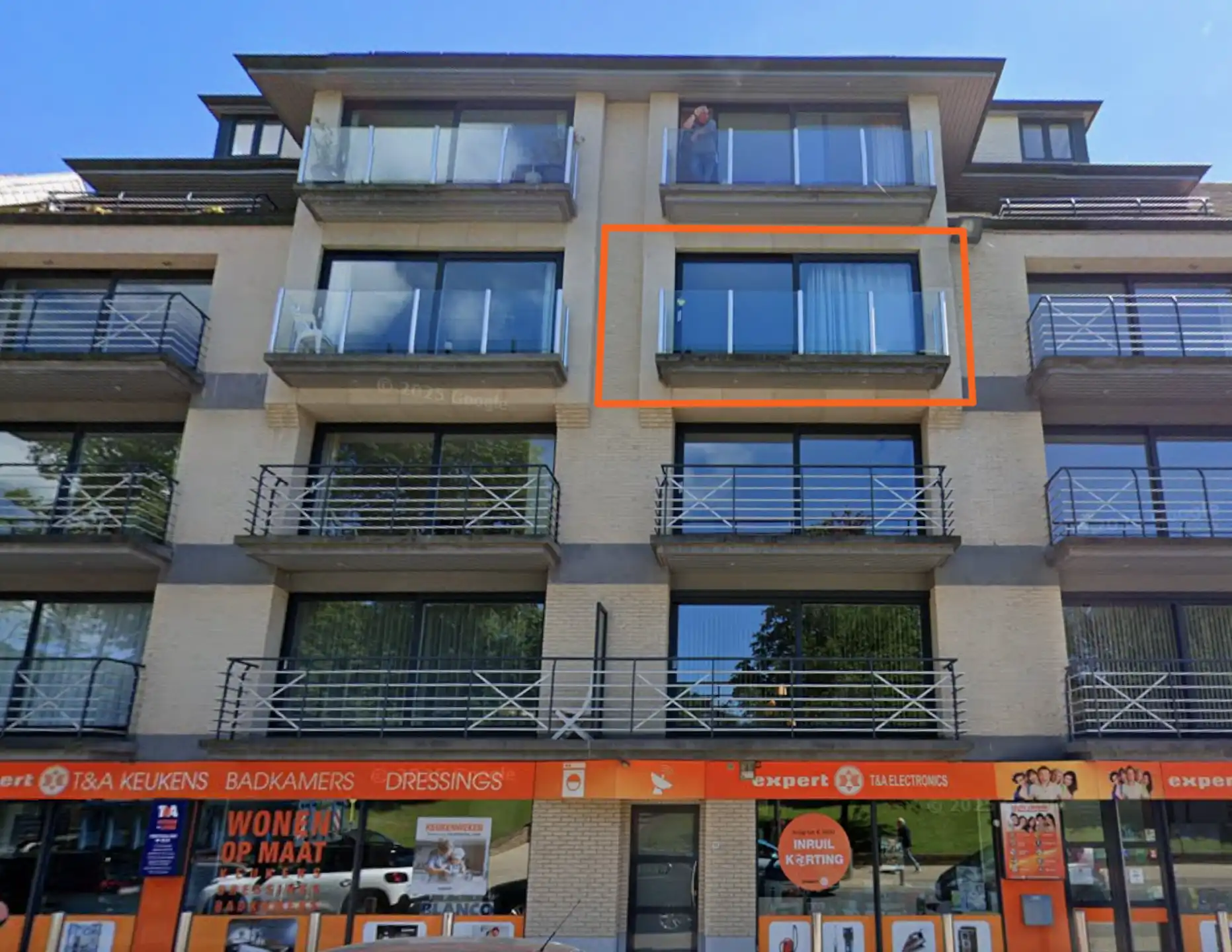 Ruim en lichtrijk appartement met zicht op het park. 2 slaapkamers, 2 badkamers, 2 terrassen, incl. kelder.  foto {{pictureIndex}}