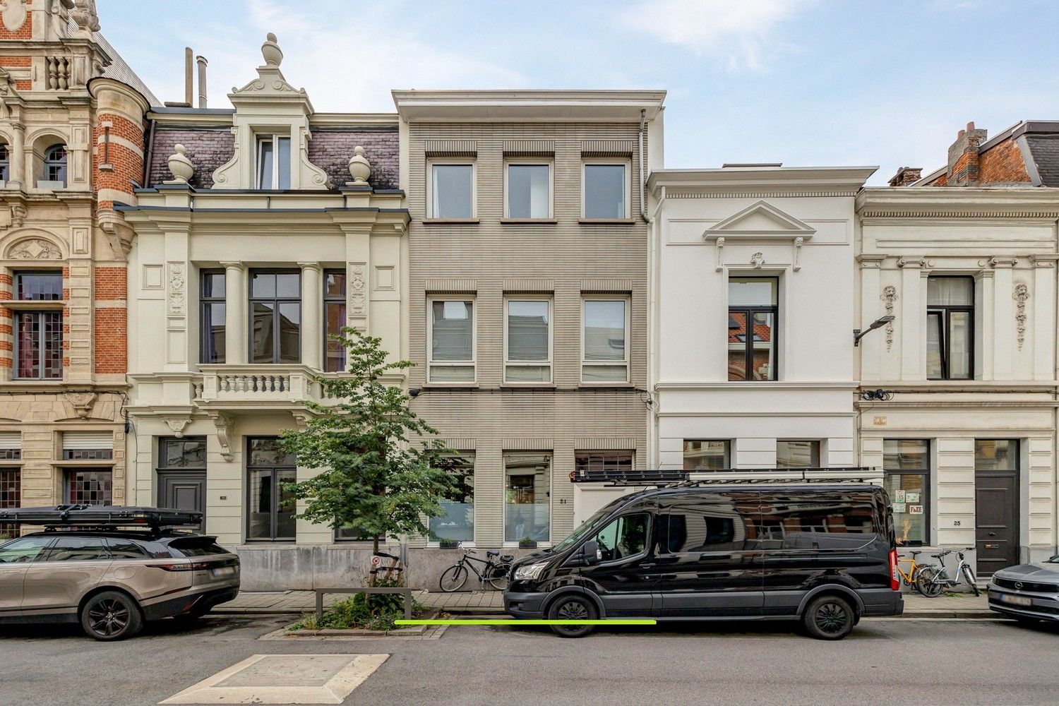 Hoofdfoto van de publicatie: Op te frissen burgerwoning gelegen aan de Zurenborgwijk.