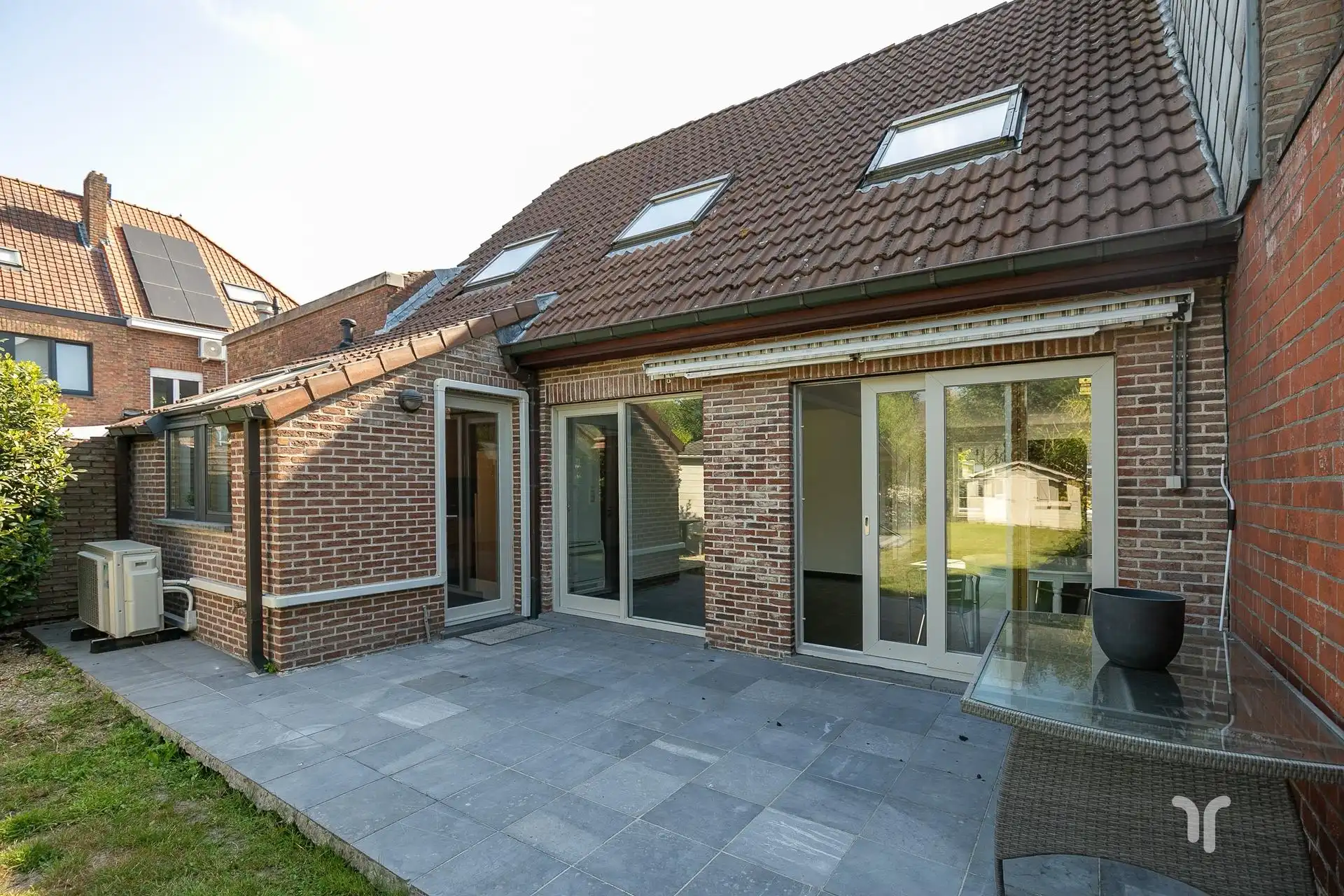 Deze rustig gelegen woning bevindt zich net buiten de stadskern en op wandelafstand van scholen, winkels en openbaar vervoer.  foto 14