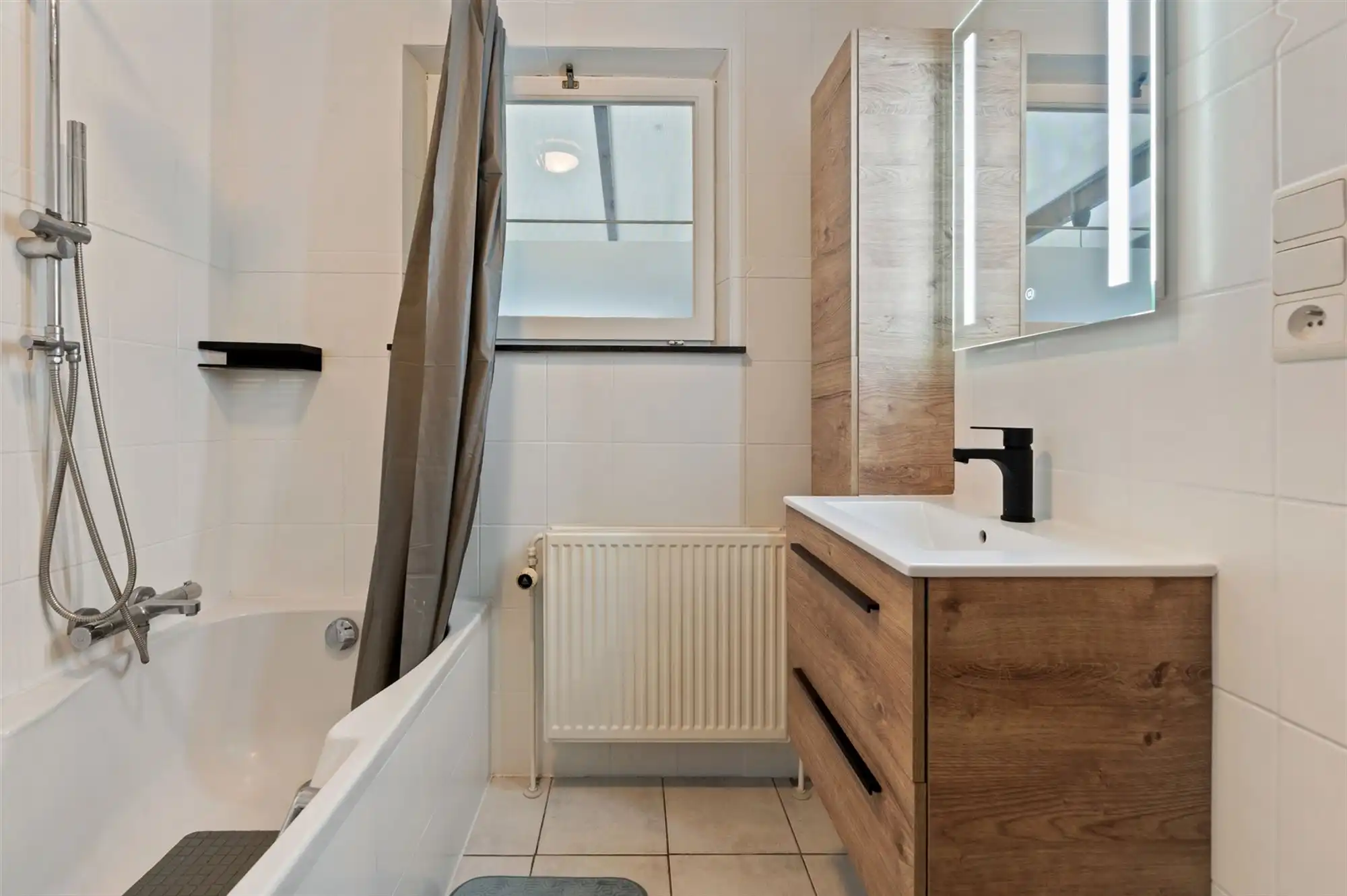 INSTAPKLARE GELIJKVLOERSE WONING MET RUIME GARAGE OP 2191M2 foto 19