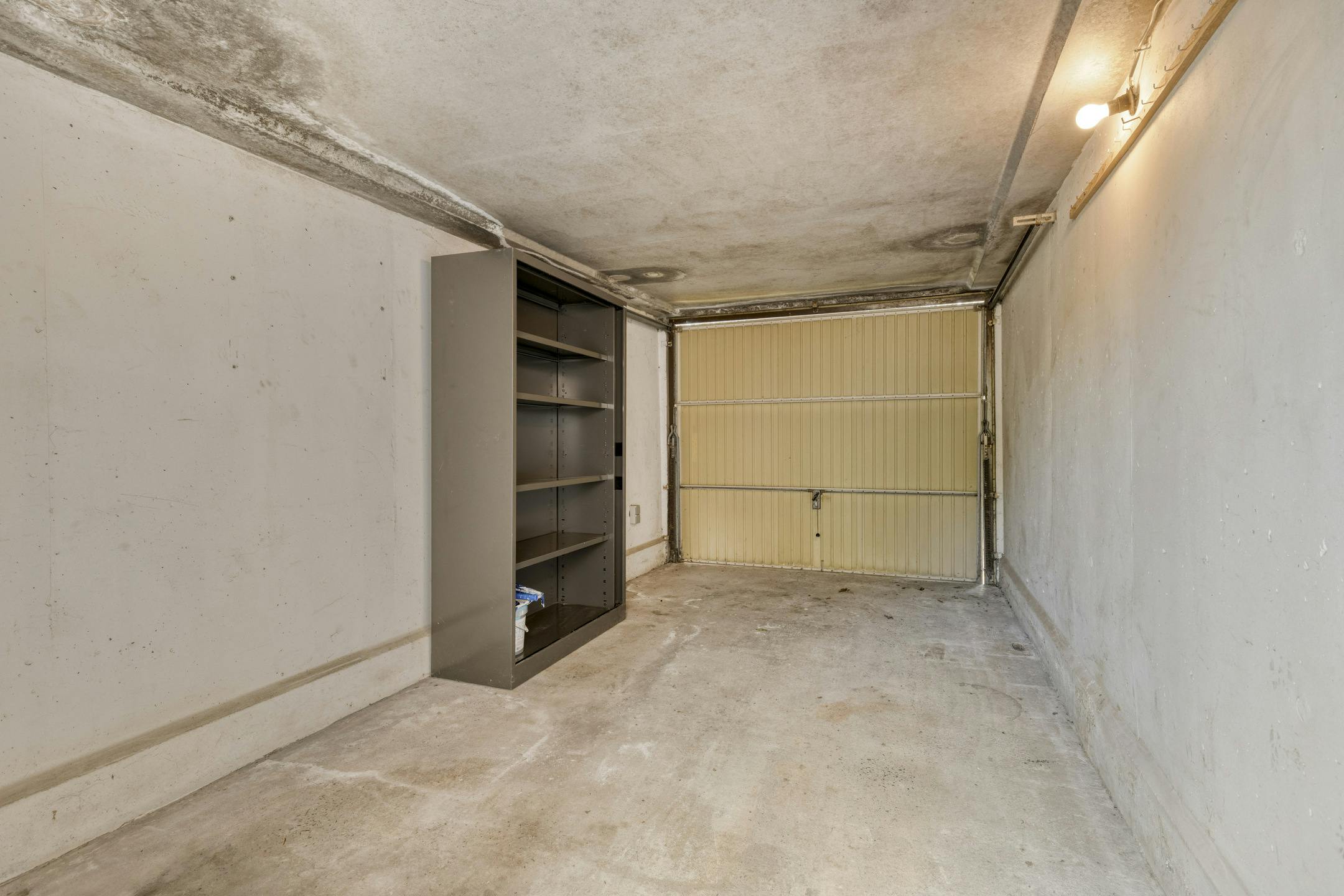 Ruime en recent gerenoveerde gezinswoning in Ardooie met tuin en garage foto 12