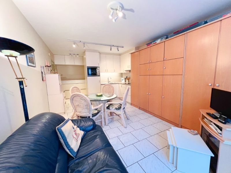 Ruime studio met slaaphoek op 50m van de Zeedijk foto 7