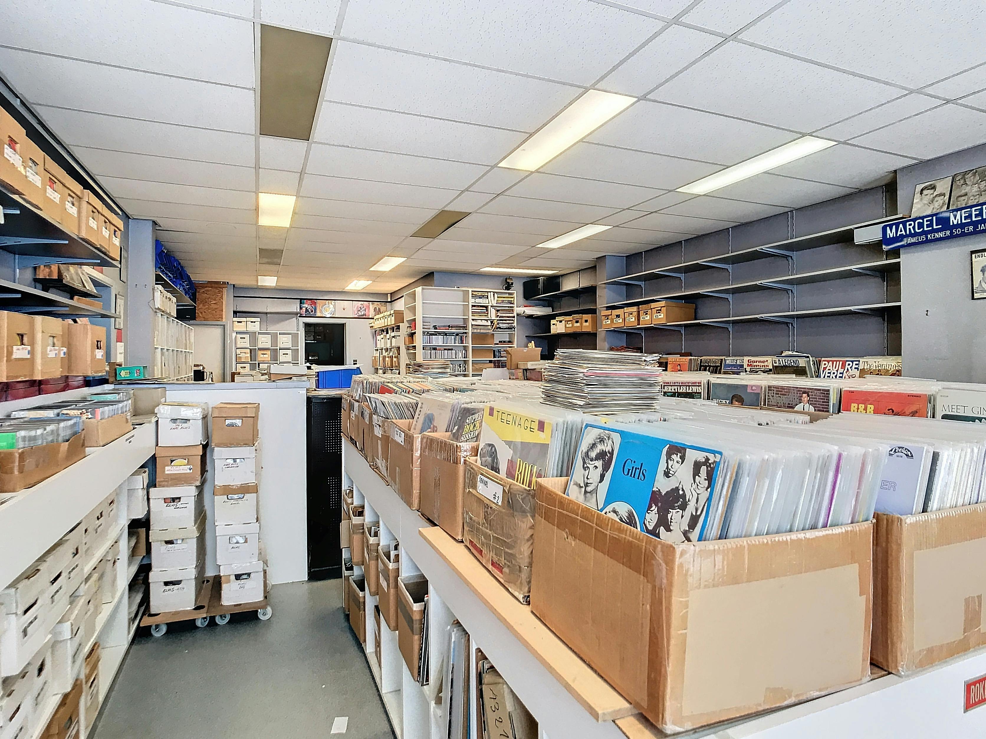 Te renoveren winkel of woning foto 2
