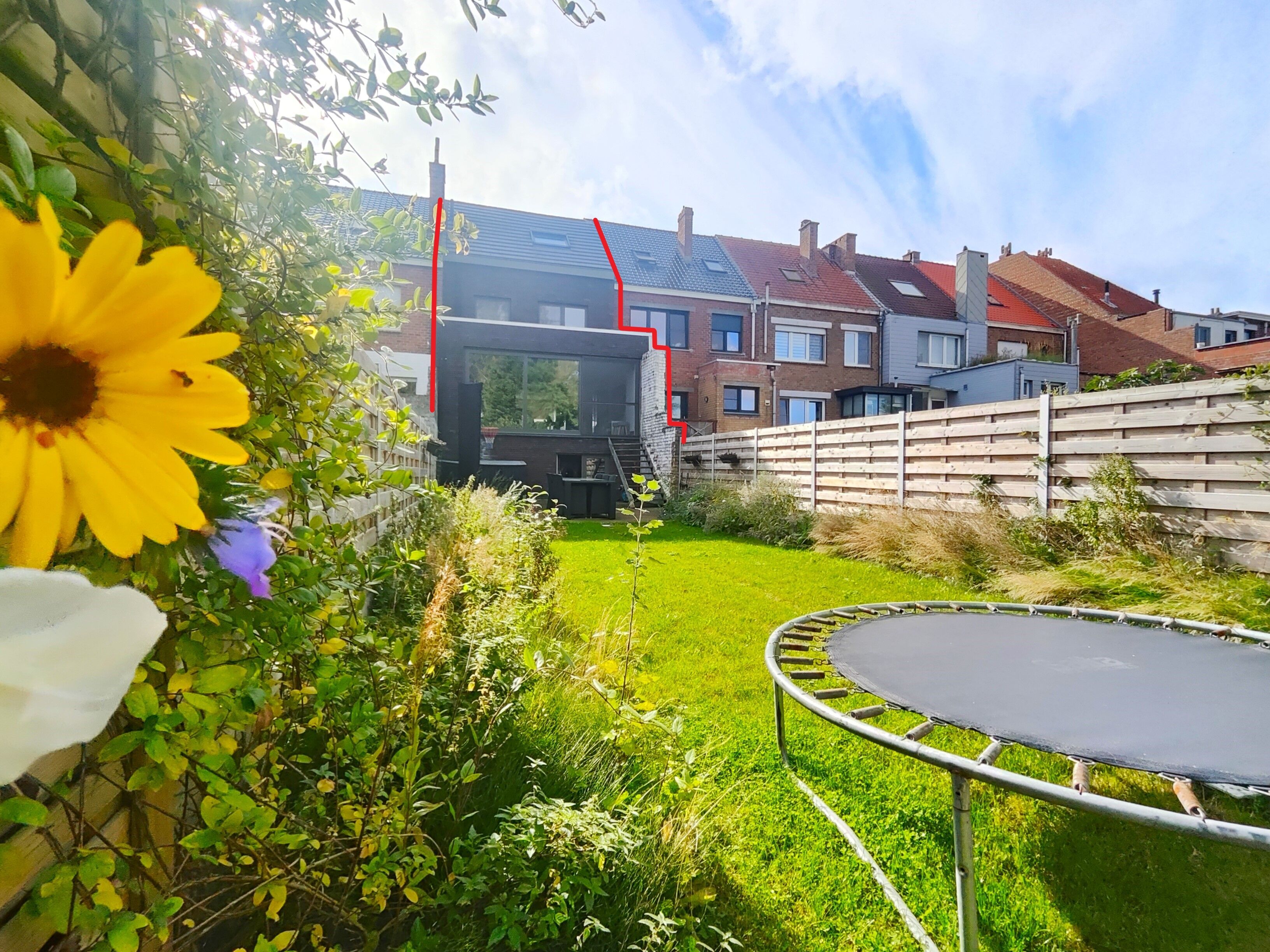 Volledig gerenoveerde gezinswoning met o.a. 4 slpks, garage en zonnige tuin te Oostende!* foto 1