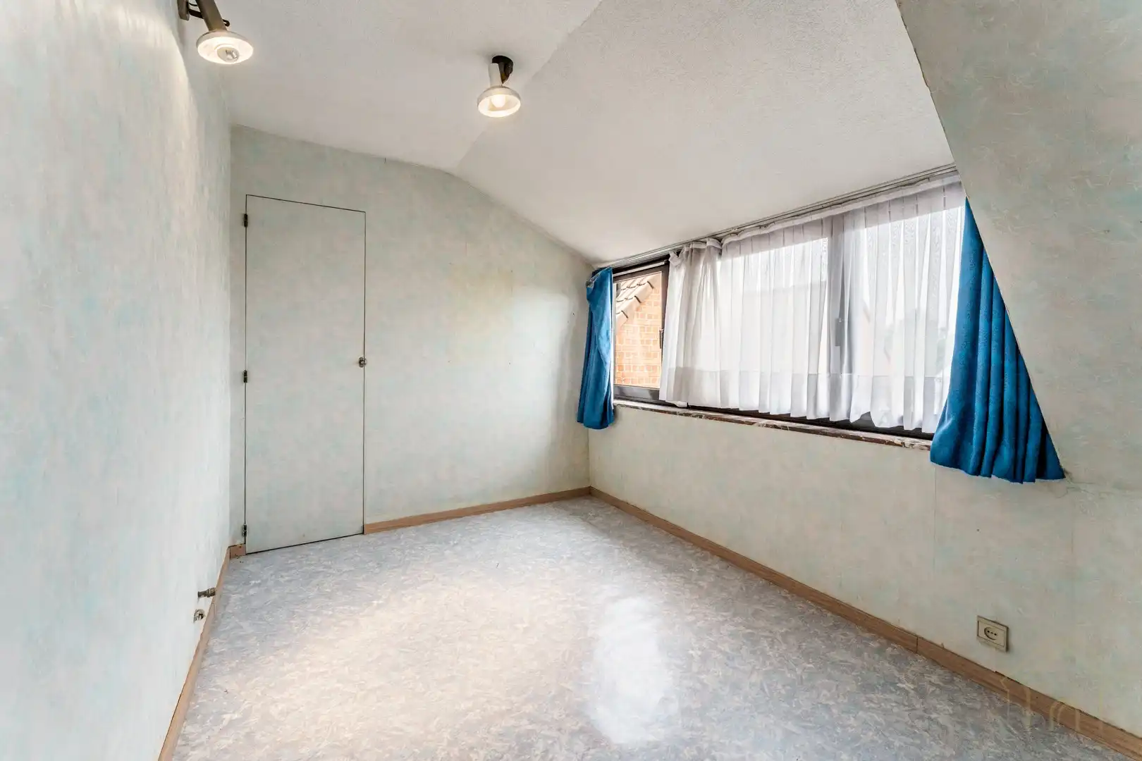 Halfopen renovatieproject met veel potentieel en diepe tuin met uitweg foto 16