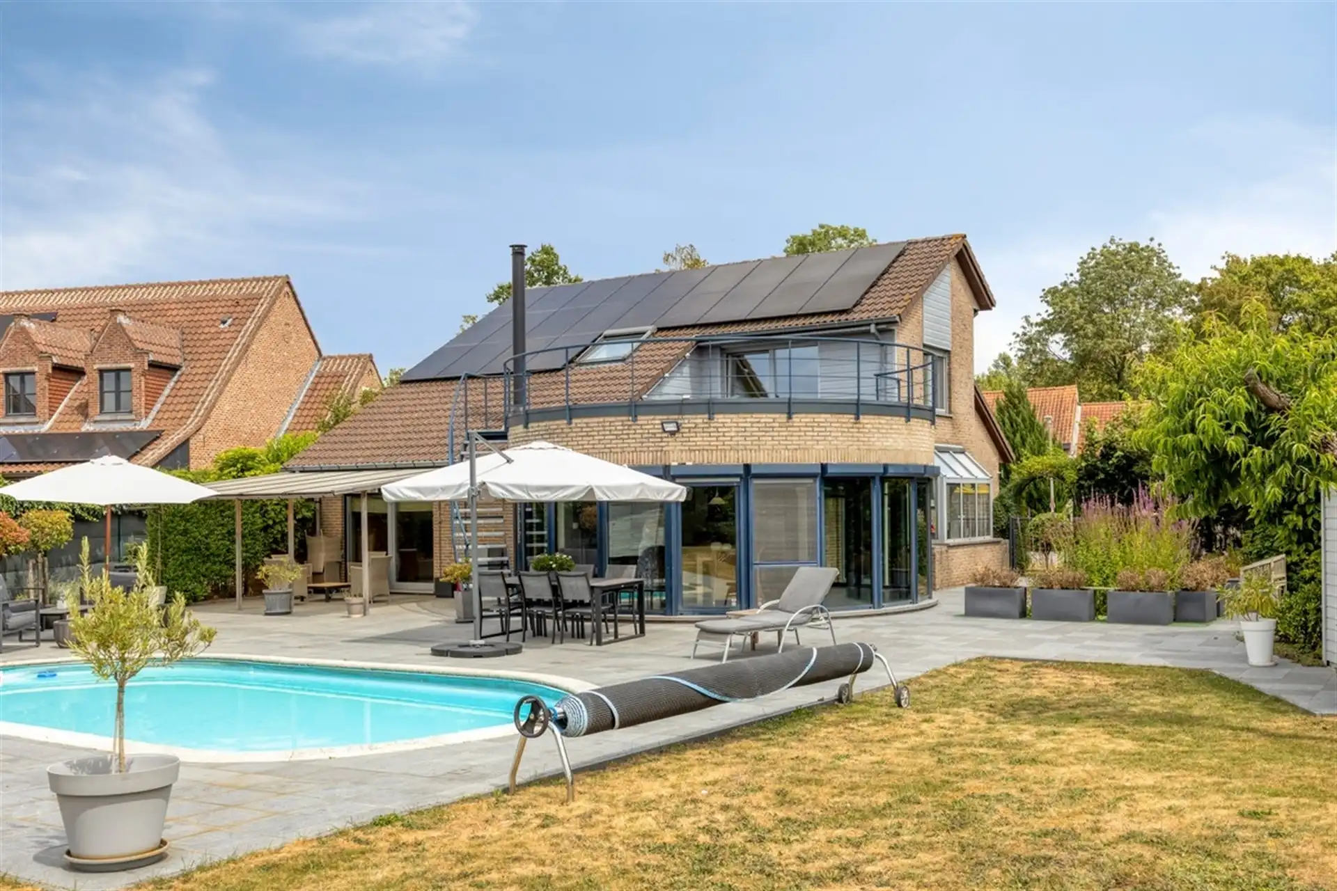 Villa met zwembad in rustige straat foto 2