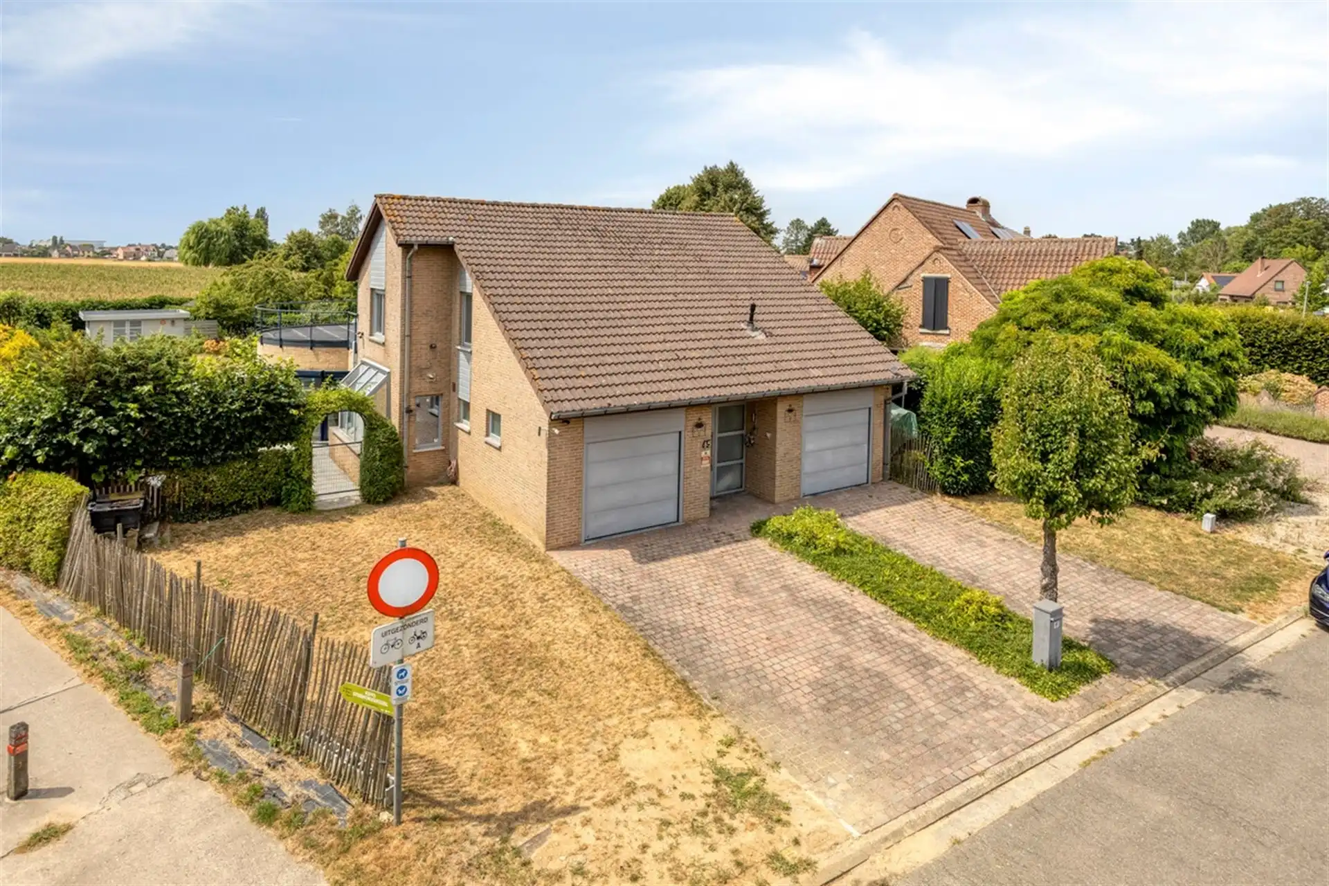 Villa met zwembad in rustige straat foto 2