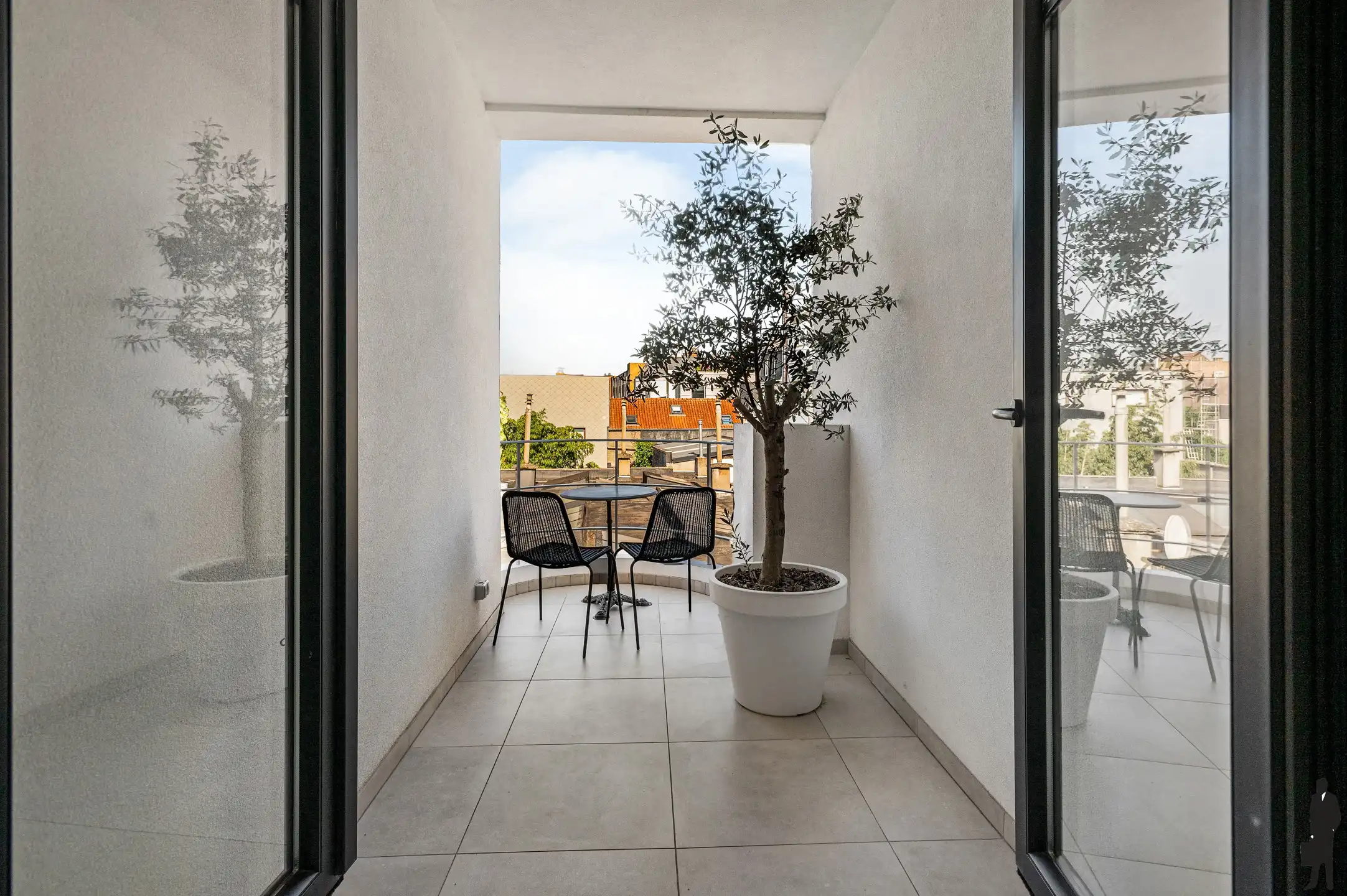 Gerenoveerd 2-slaapkamer appartement met terras (10m²) foto 3