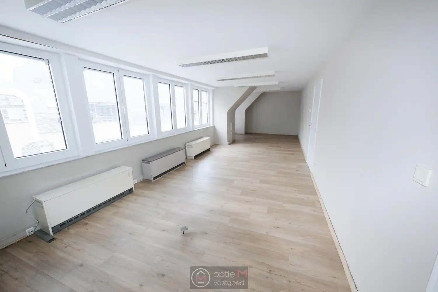 RUIM KANTOORGEBOUW OP TOPLIGGING IN BILZEN foto 9