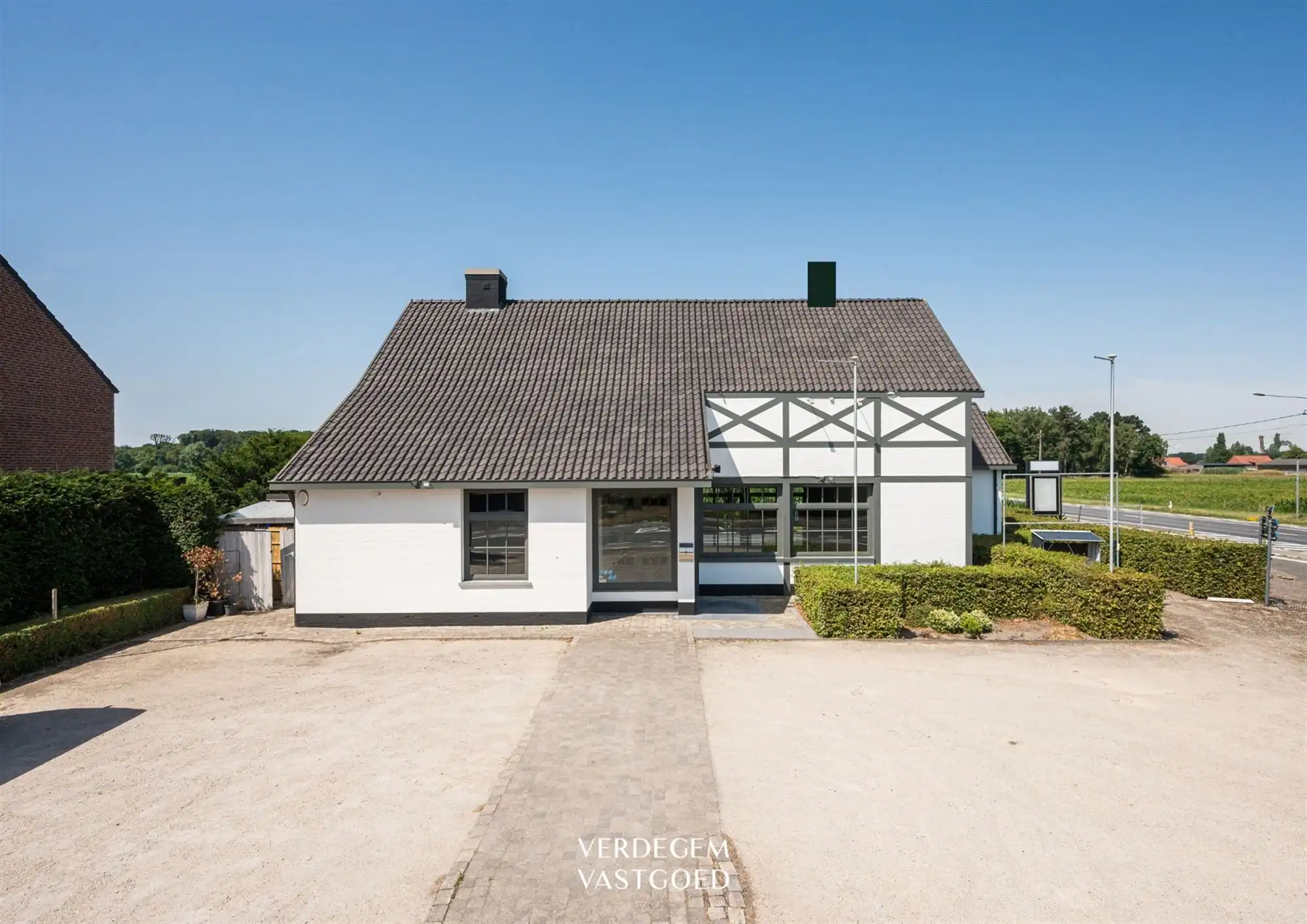 Uiterst commercieel gelegen handelspand met woonst voor horeca of kantoren foto 29