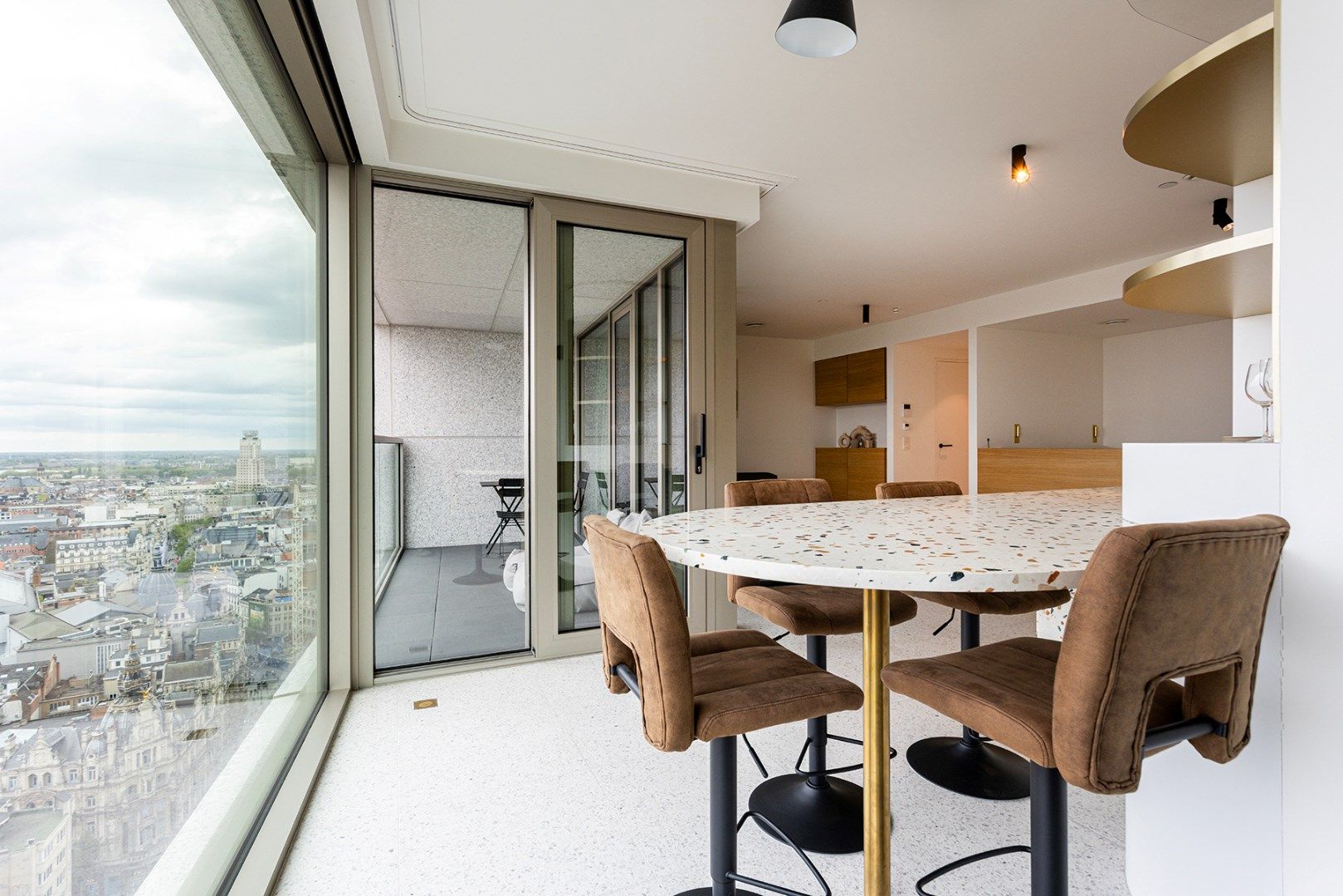 Exclusief wonen in de Antwerp Tower – Luxueus nieuwbouwappartement op de 21ste verdieping foto 2