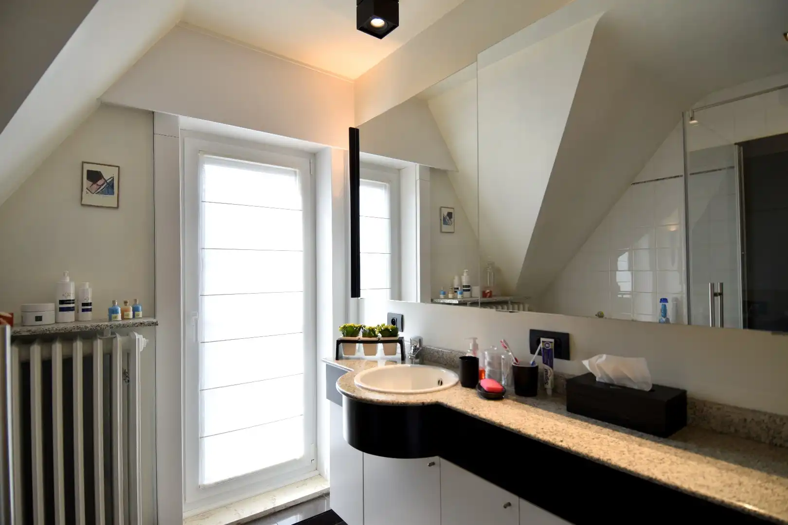 Karaktervolle woning met 3 slaapkamers, garage én tuin op een rustige locatie te koop in Marke foto 14