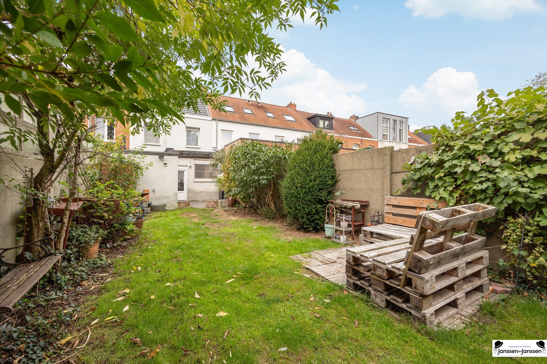 Charmante woning met 3 slaapkamers en gezellige tuin op toplocatie te Merksem foto 16