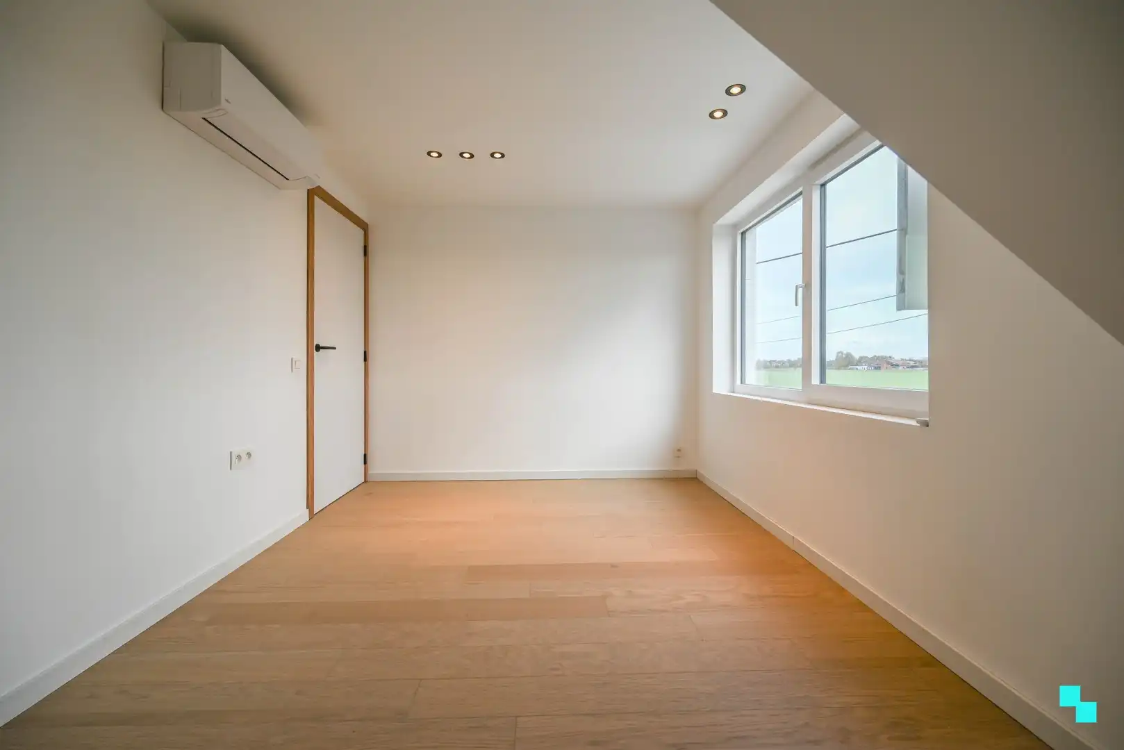 Volledig gerenoveerde woning met zicht op de velden foto 23