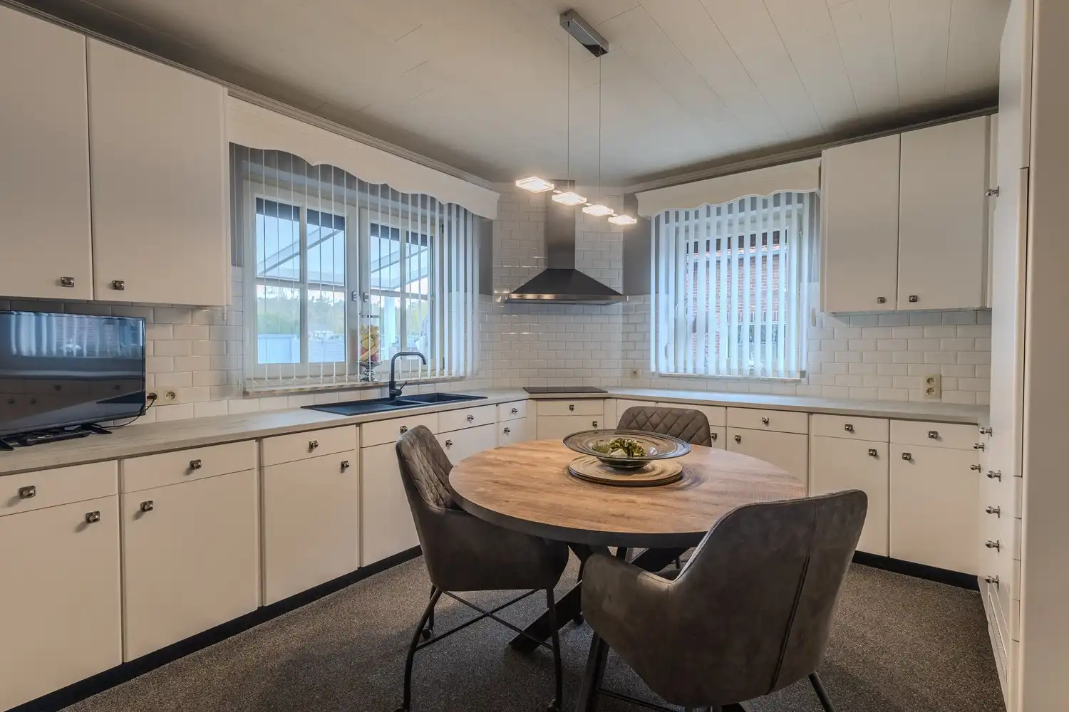 Instapklare woning met drie slaapkamers, ruime tuin en twee garageboxen in hartje Rekem! foto 19