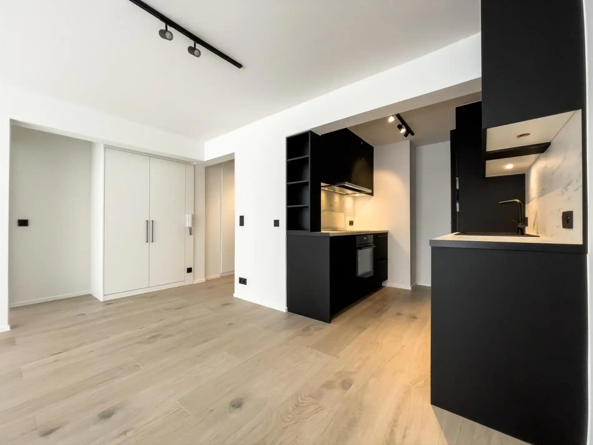 Zonnig, volledig gerenoveerd en ongemeubeld appartement gelegen in de buurt van het Rubensplein met zijdelings zeezicht. foto 5