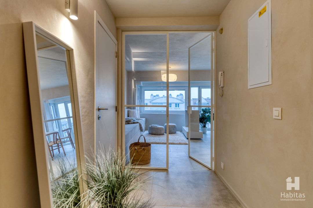 Subliem gerenoveerd, volledig nieuw gemeubeld en verrassend ruim appartement foto 11