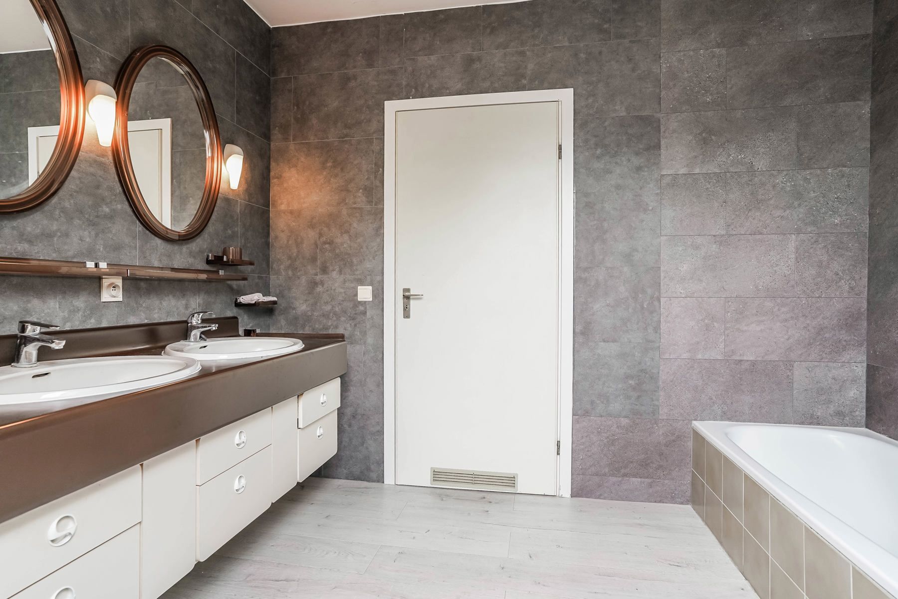 Veelzijdig, zeer ruim pand (handel én woonst) met tal van mogelijkheden in centrum Malderen! foto 32