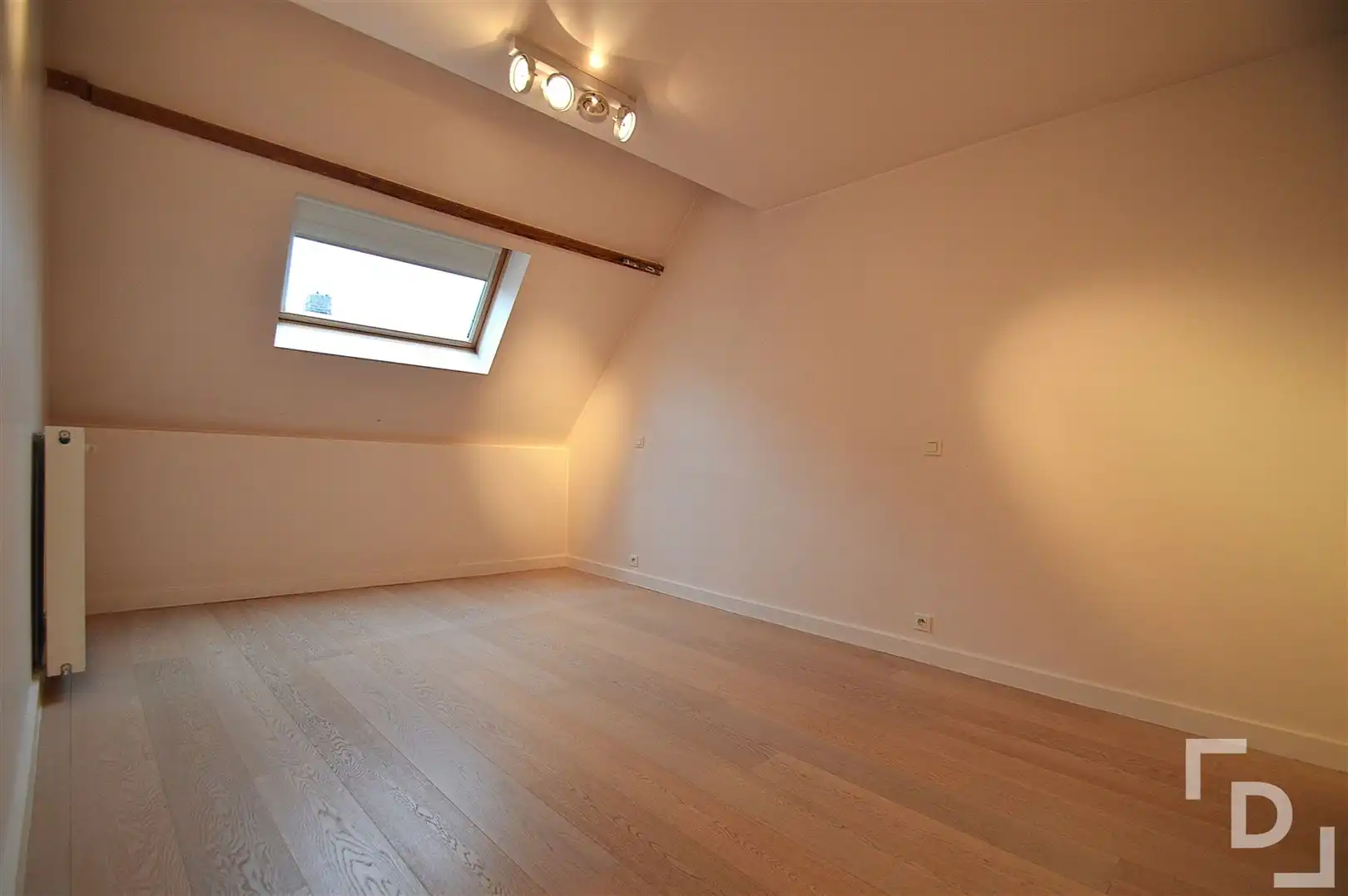 Ruim duplex appartement met garage te huur op toplocatie in Ieper foto 17